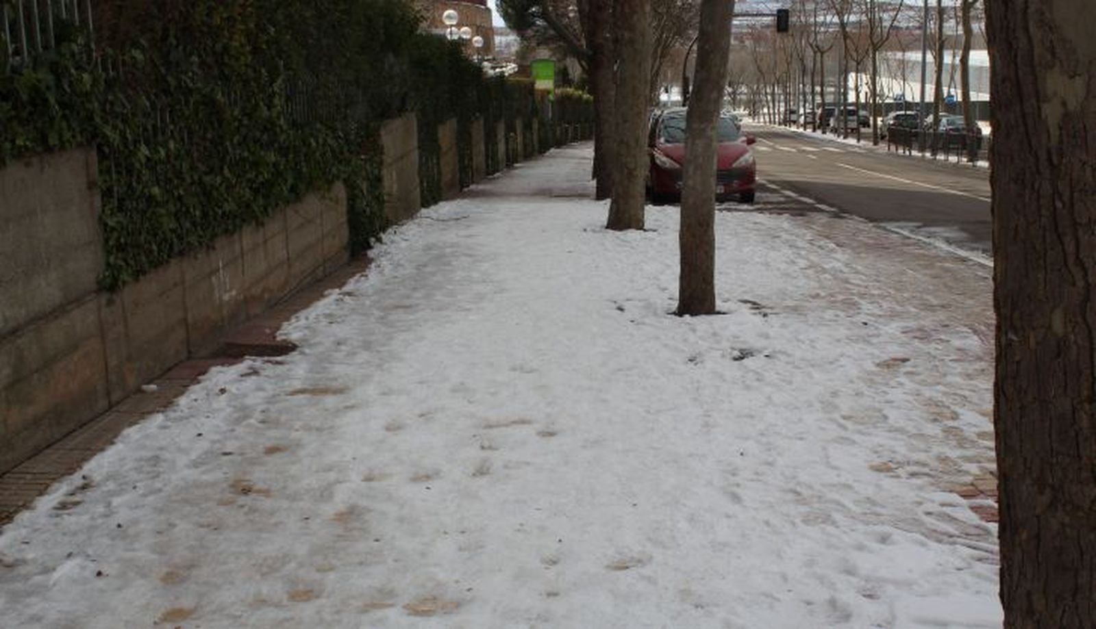 Acera con hielo en el paseo de San Vicente