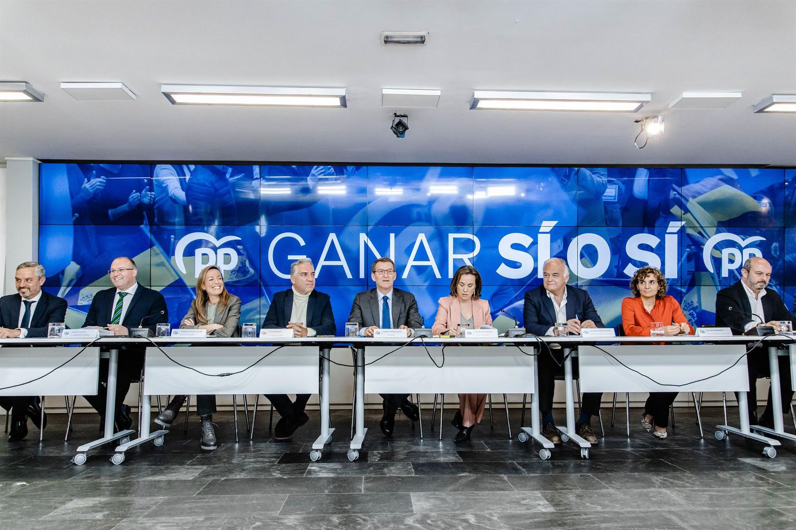 Archivo   El presidente del Partido Popular, Alberto Núñez Feijóo, con su equipo antes de presidir el Comité Ejecutivo Nacional del PP, en la sede nacional del PP