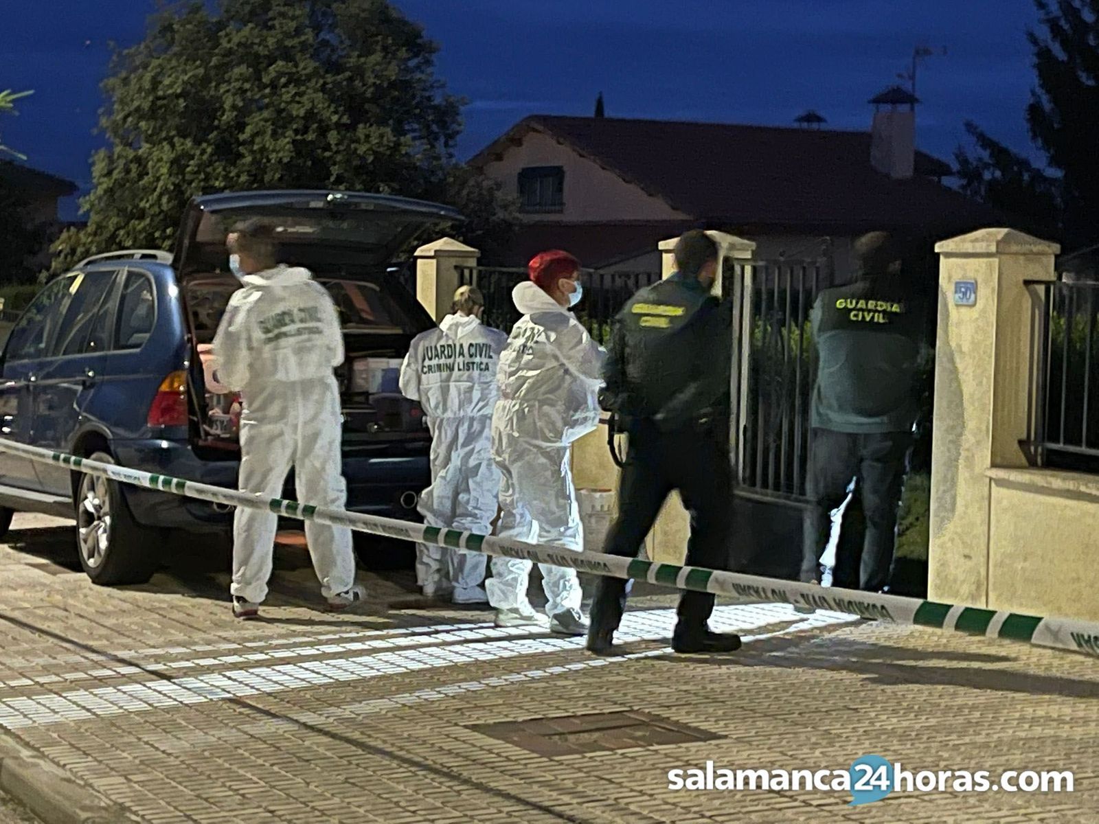 La Guardia Civil en el lugar del crimen machista en Doñinos