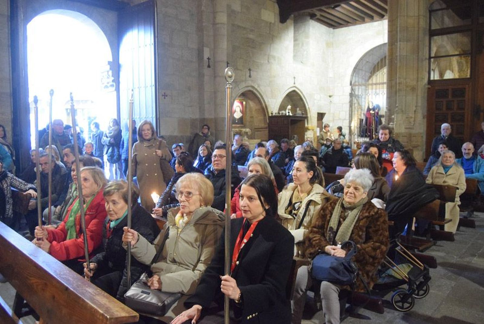 las-candelas-vuelven-a-unir-la-iglesia-de-san-juan-con-la-de-san-vicente-15
