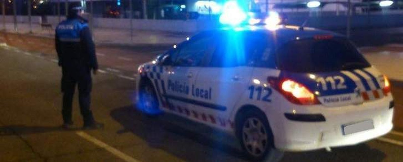La Policía Local sorprende a un joven pateando una papelera en la calle Filipinas La Policía Local sorprende a un joven pateando una papelera en la calle Filipinas