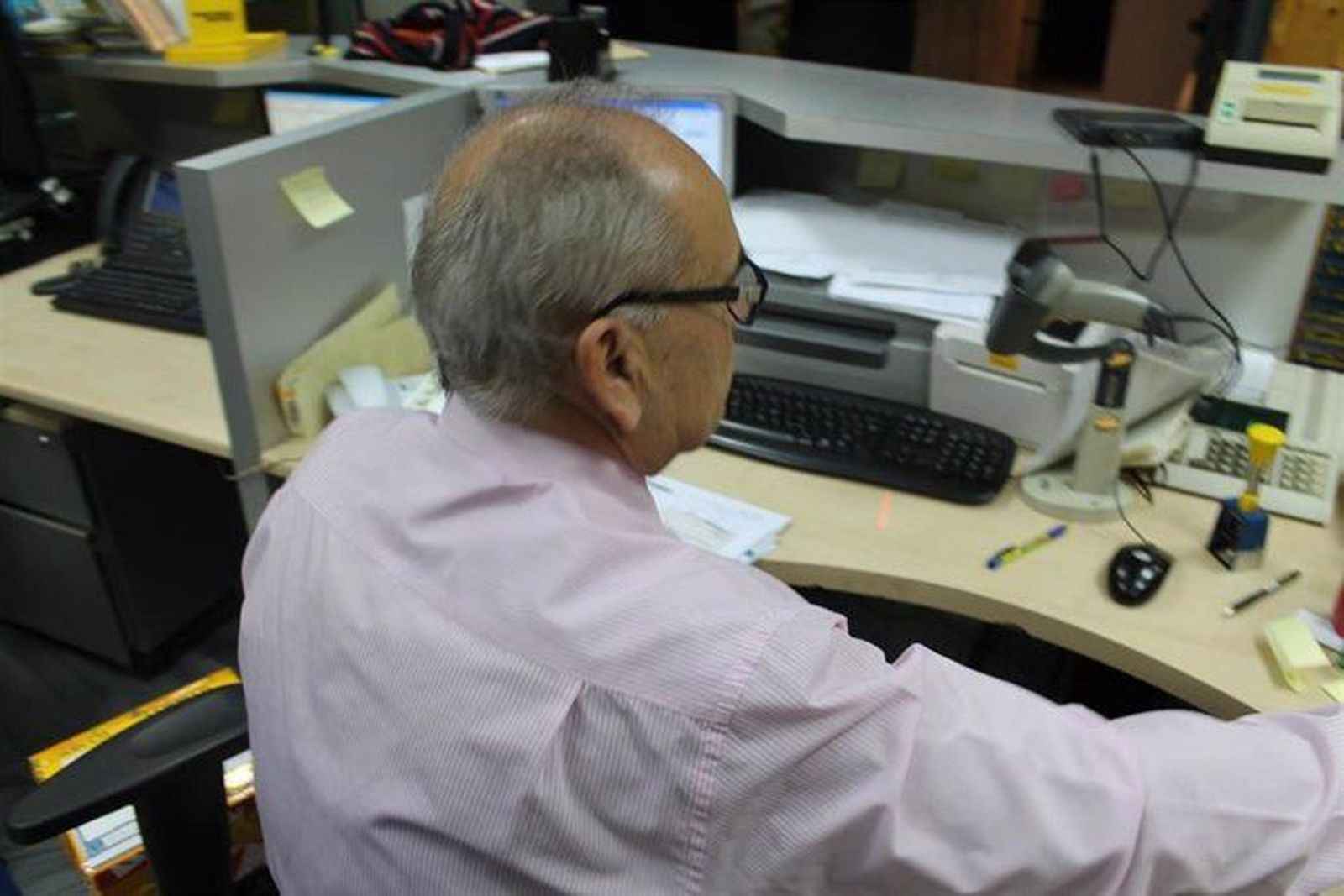 Persona mayor trabajando. Foto EP