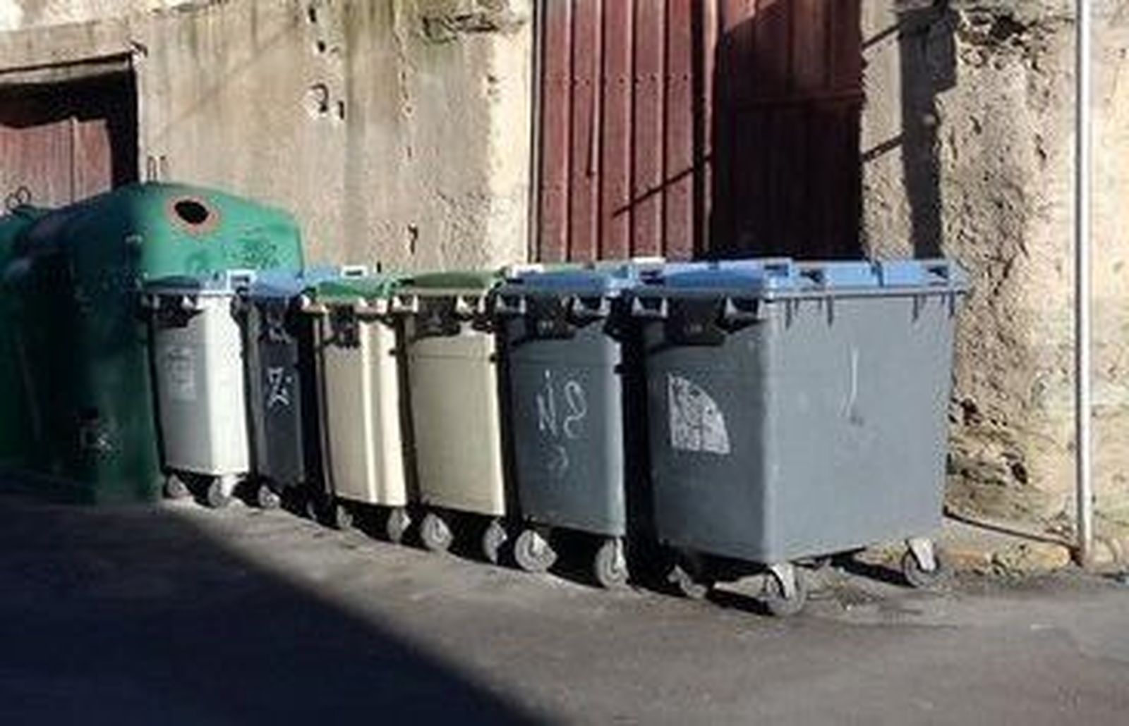 Miróbriga adecenta sus contenedores de basura orgánica. Foto de archivo.