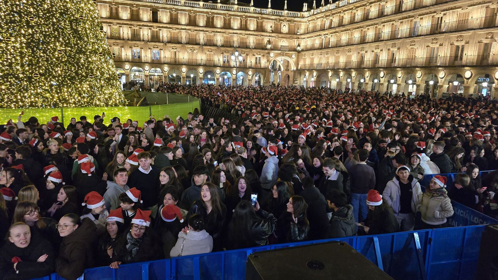 Miles de personas disfrutan de las campanadas y la fiesta del Fin de Año Universitario