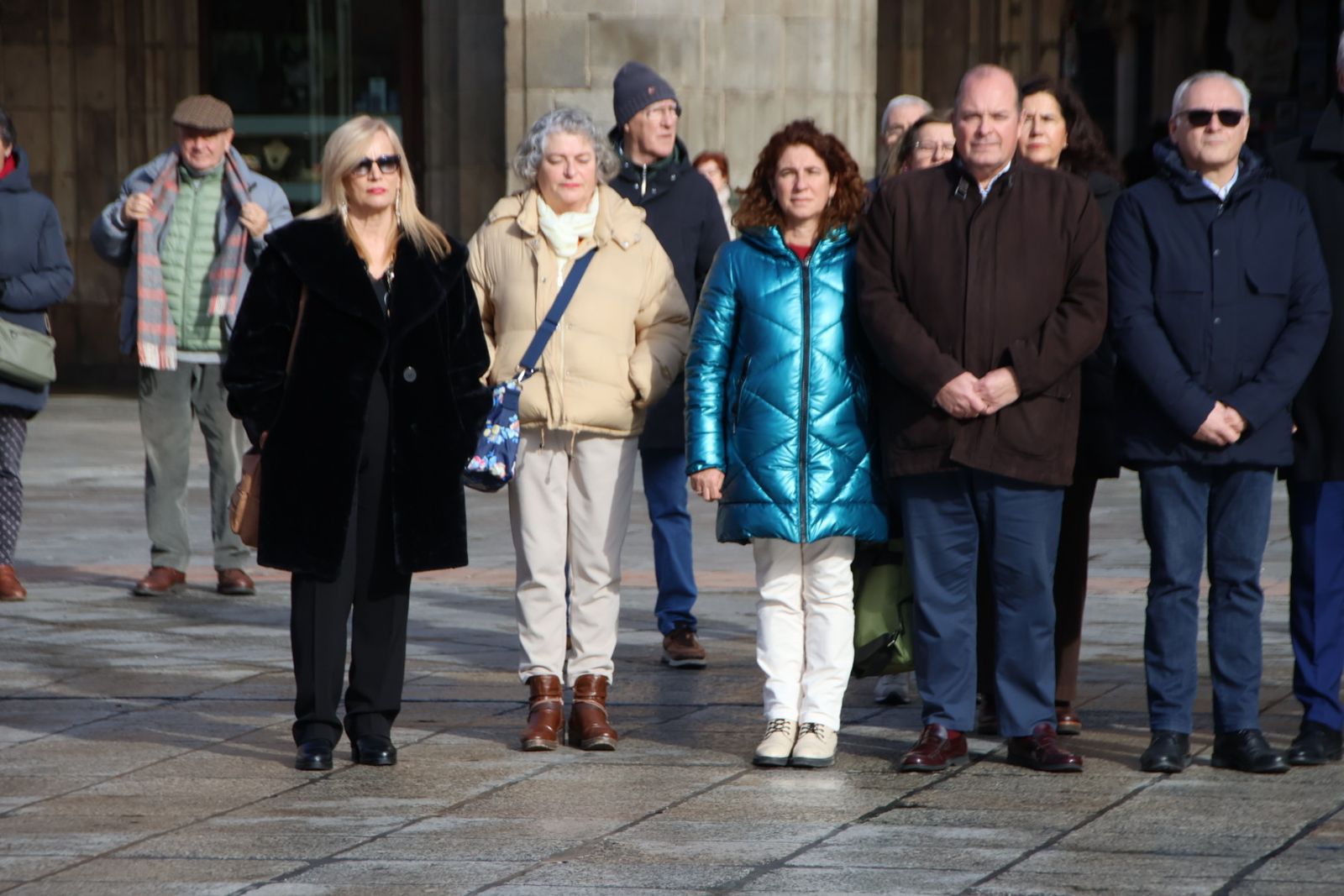 La Corporación municipal guarda un minuto de silencio por las víctimas del accidente ferroviario en la localidad cordobesa de Adamuz
