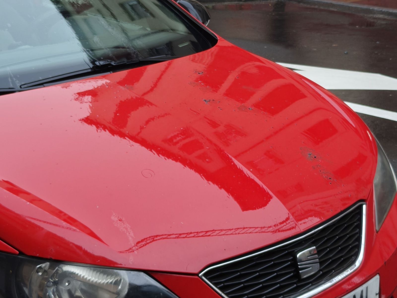 Una antena cae en la vía pública en el paseo del Gran Capitán