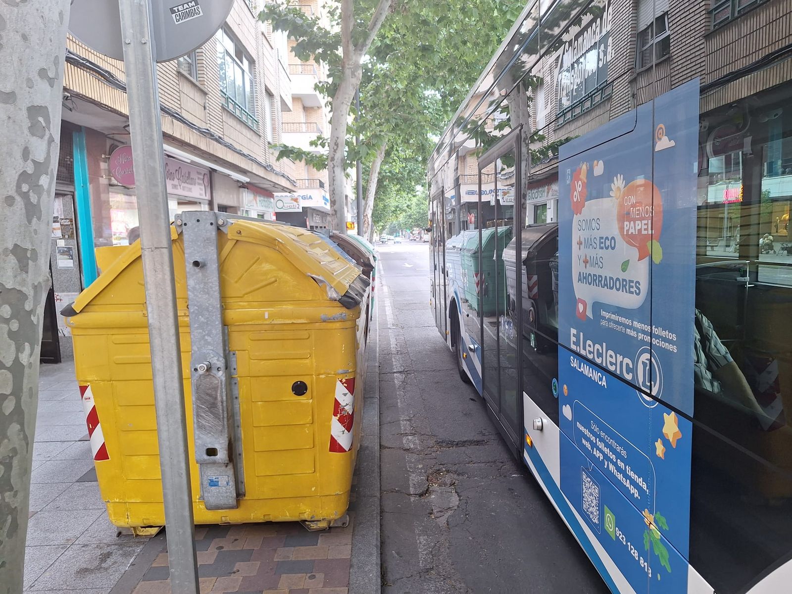 Contenedores bloquean la parada del autobús en María Auxiliadora (1) Contenedores bloquean la parada del autobús en María Auxiliadora (1)