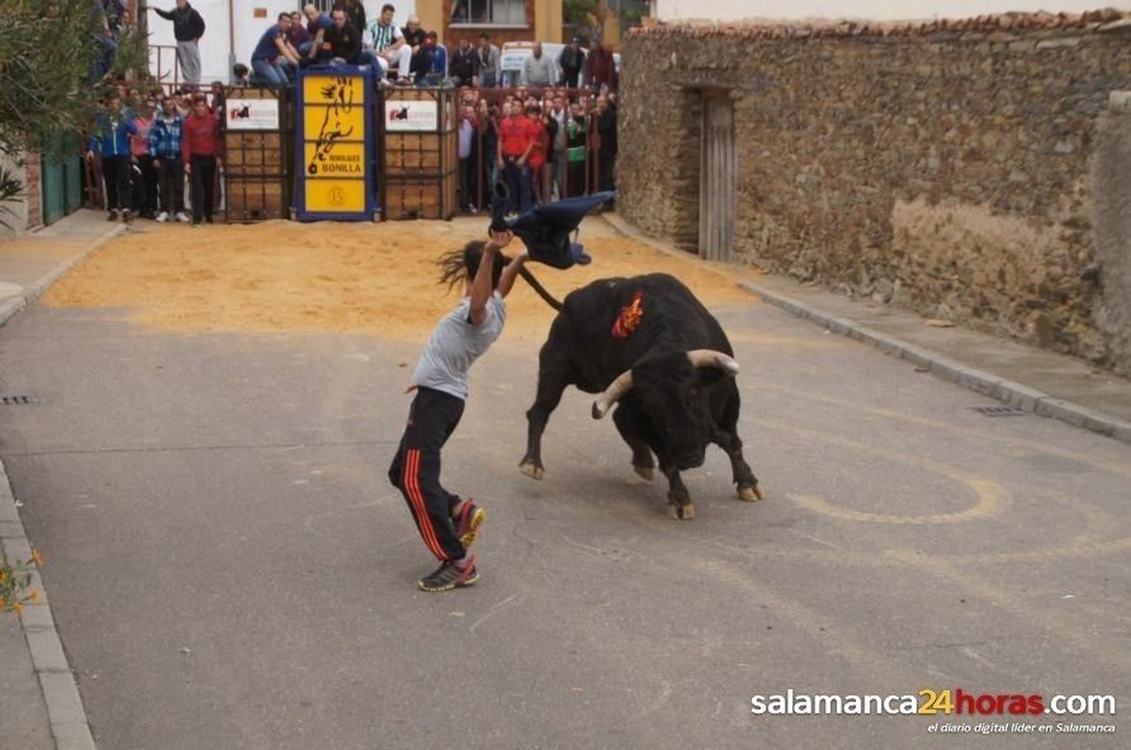 La tarde taurina deja un herido leve