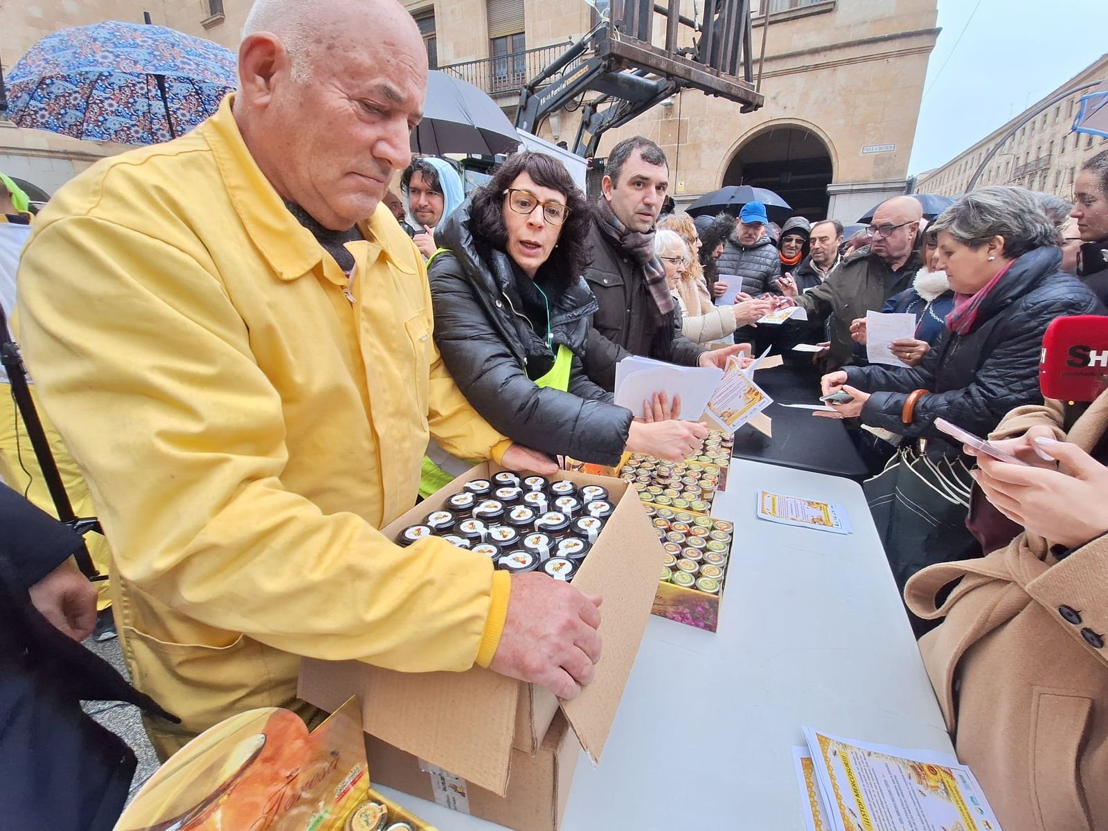 Los apicultores reparten mil tarritos de miel en protesta por el acuerdo de Mercosur  (16).jpeg