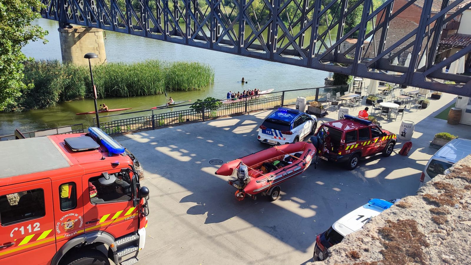 GALERÍA | Amplio despliegue de medios para rescatar a un hombre del río Duero en Zamora capital