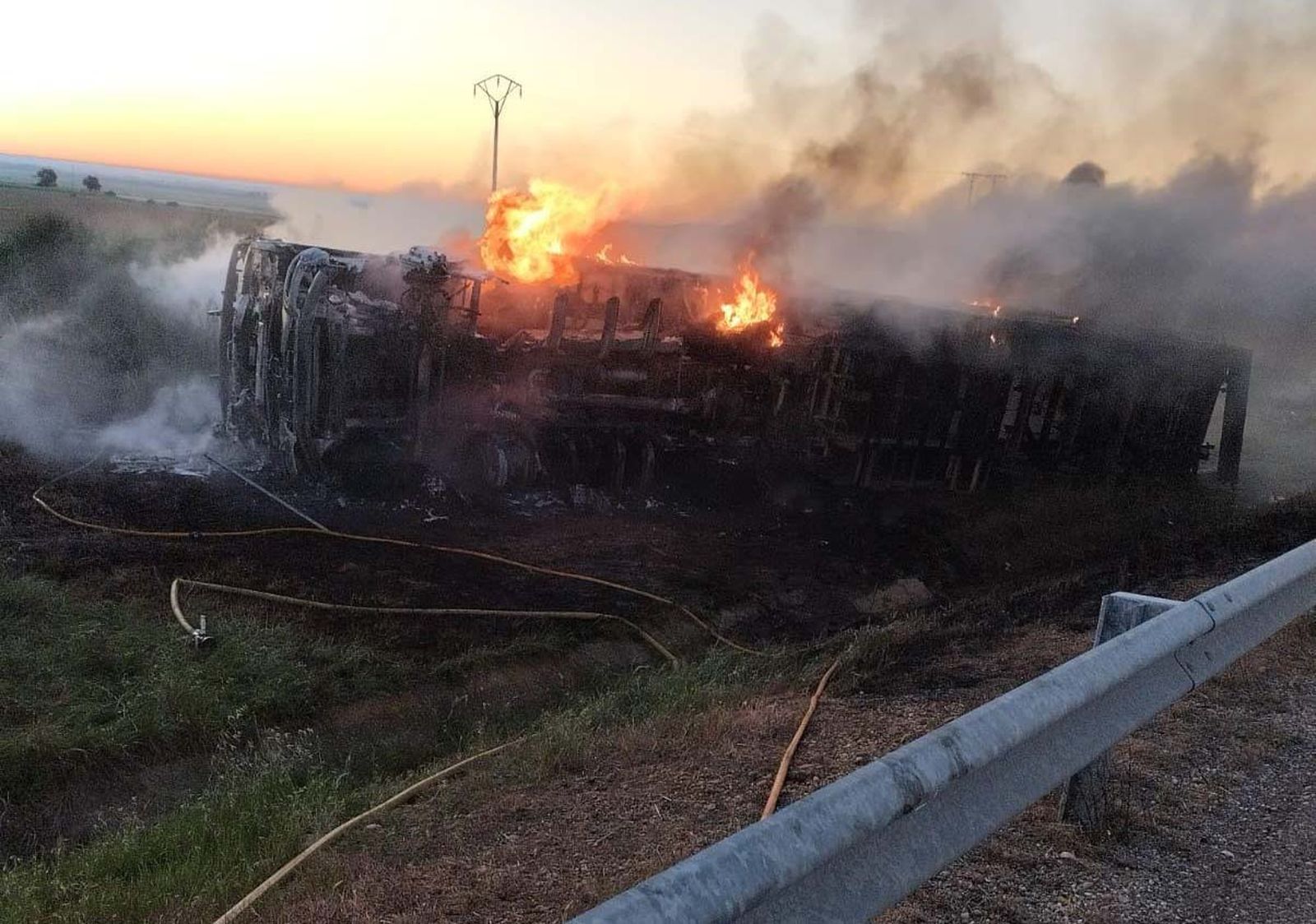 Camión ardiendo en Villalpando