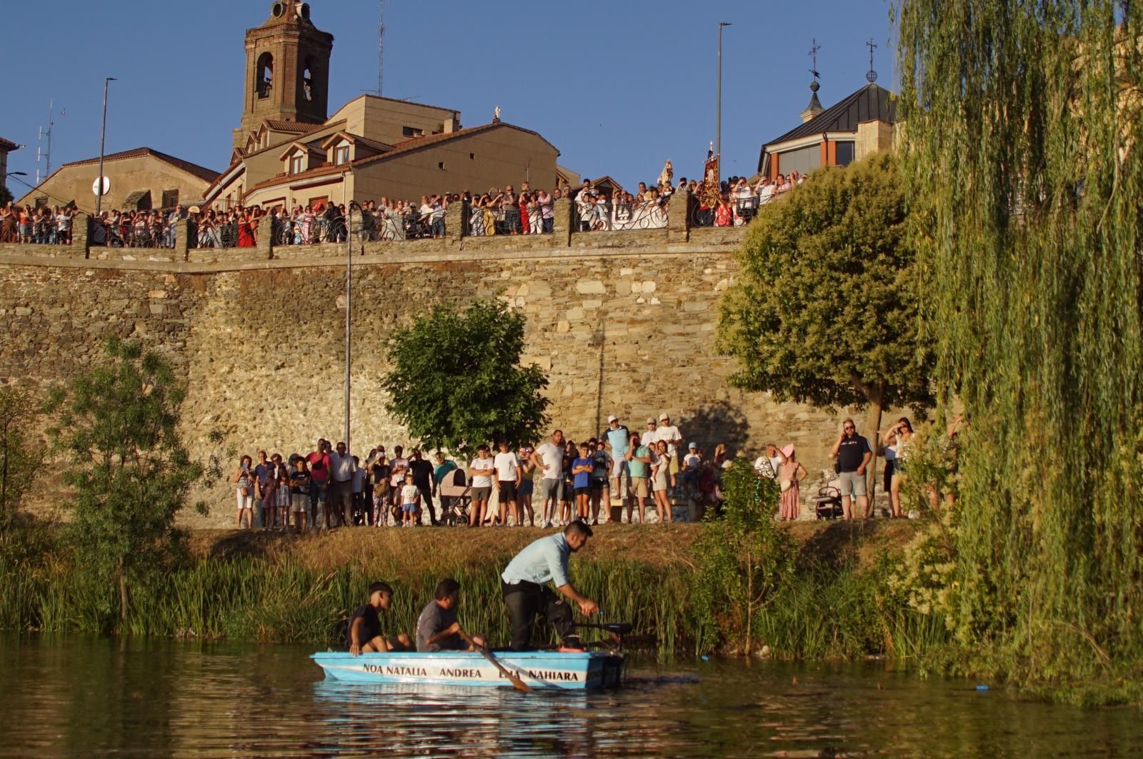 Procesión con la Virgen del Carmen por el río Tormes en Alba (42).jpeg