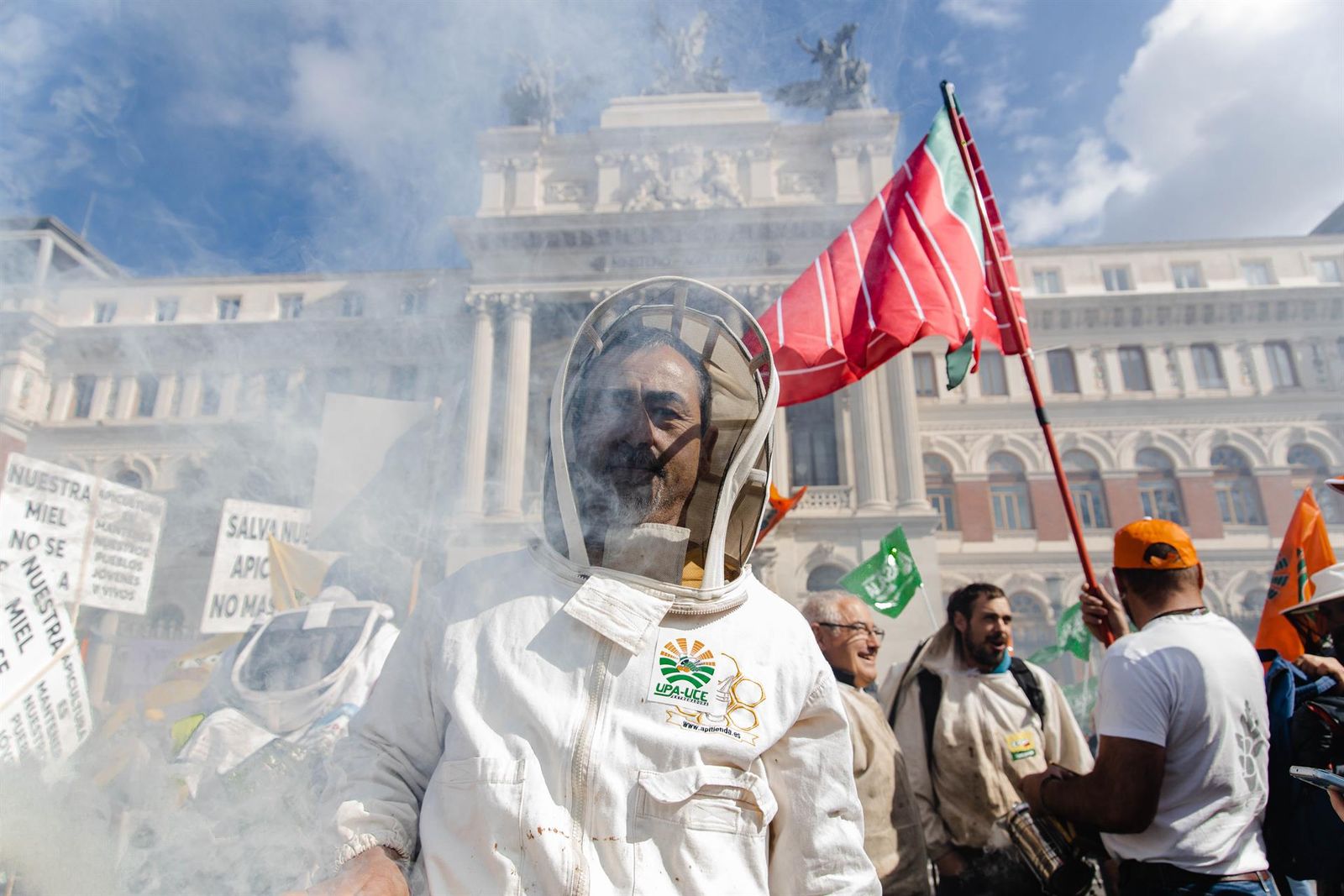 Un apicultor viste con un gorro de apicultura durante una concentración de las organizaciones profesionales agrarias y entidades relacionadas con el sector apícola frente al Ministerio de Agricultura. EP