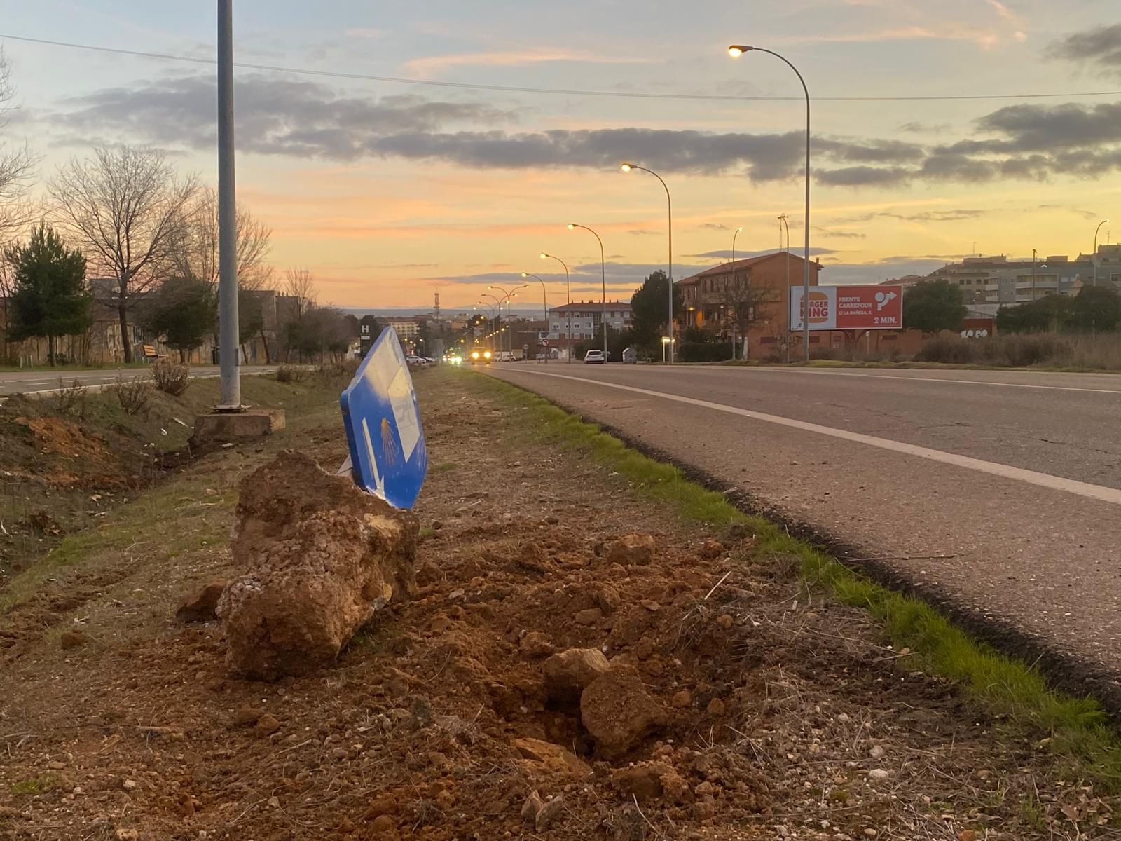Lugar en el que ha ocurrido el accidente y que se ha llevado una señal por delante y una farola