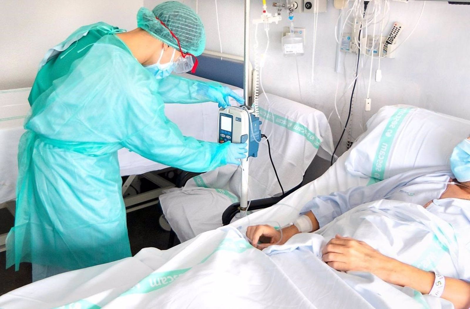 Un enfermero atendiendo a un paciente Un enfermero atendiendo a un paciente