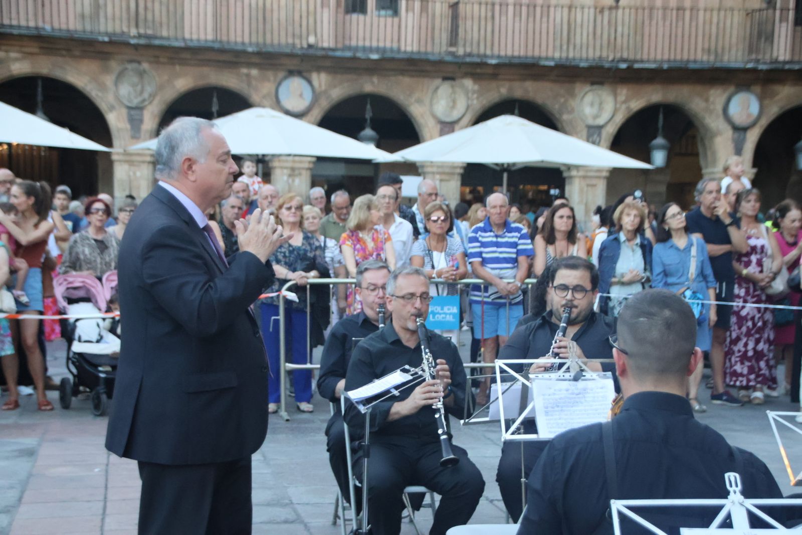 El alcalde de Salamanca, Carlos García Carbayo, y miembros de la Corporación Municipal asisten al tradicional acto de colocación de La Mariseca