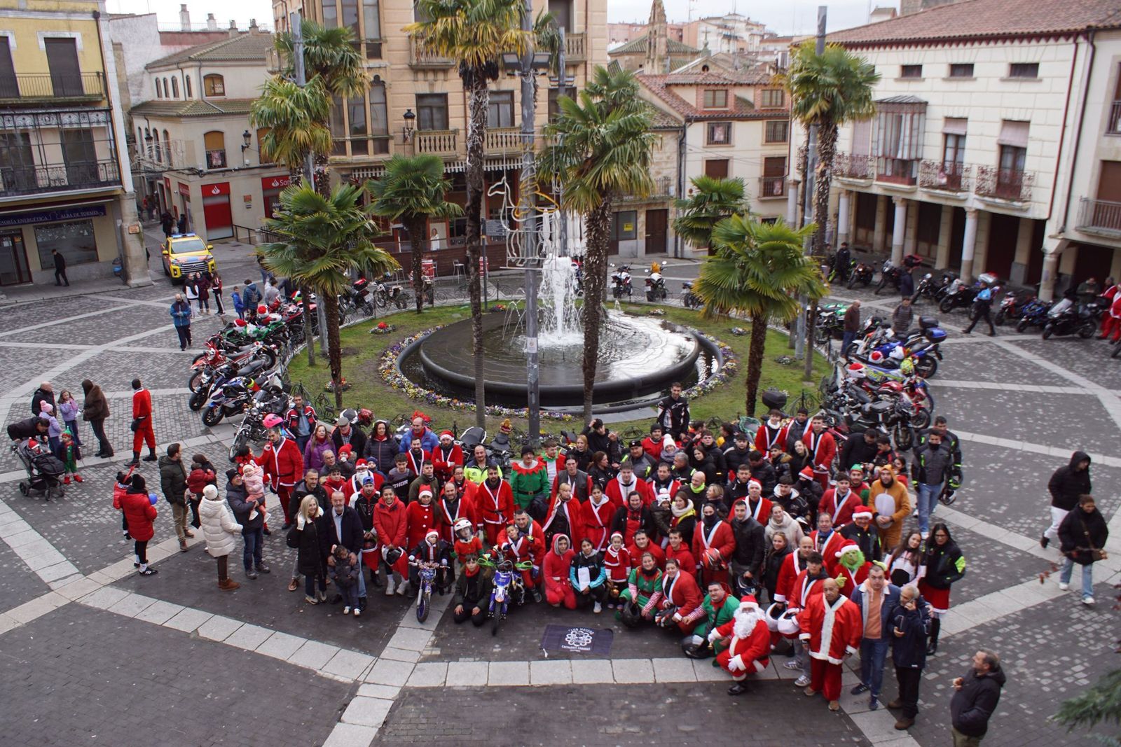 Alba de Tormes se despierta con el ruido de la 'Papanoelada motera' presidida por Papá Noel