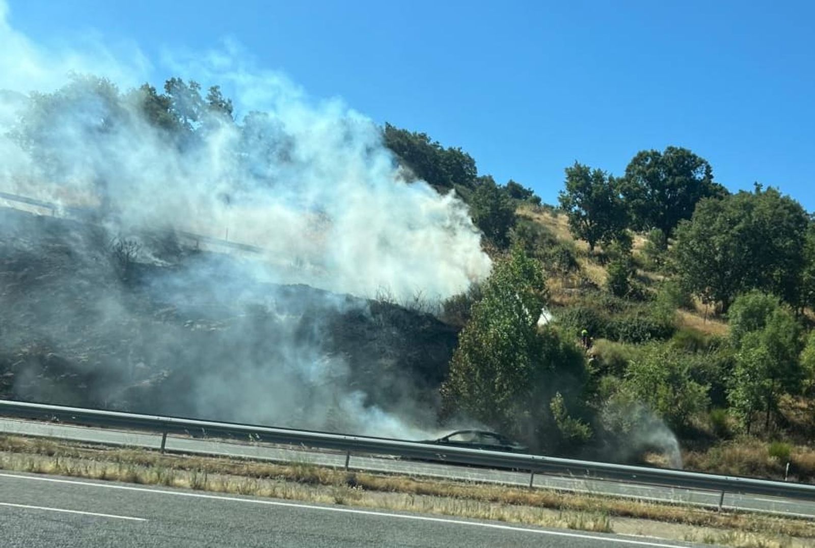 Un coche ardiendo provoca un incendio forestal en Béjar con los bomberos, agentes medio ambientales y la Guardia Civil de Salamanca
