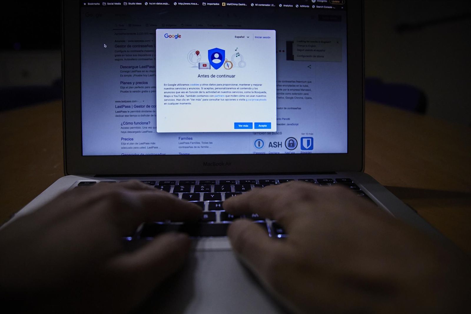 Una persona navegando por Internet. | EP