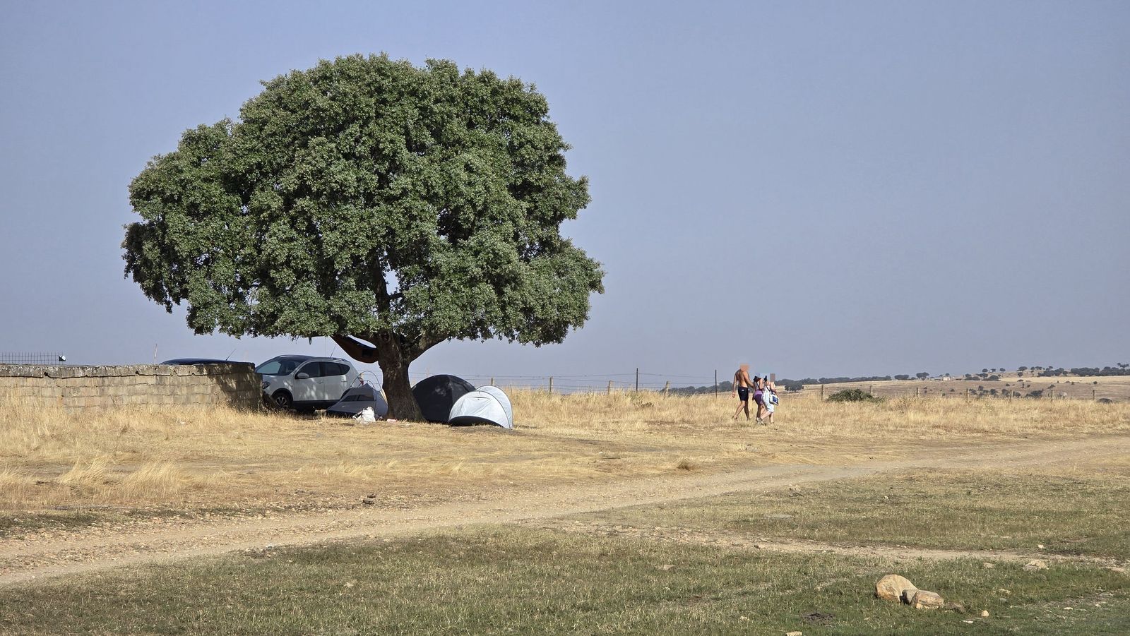 Sigue la rave con cientos de campistas en el entorno del pantano de Santa Teresa