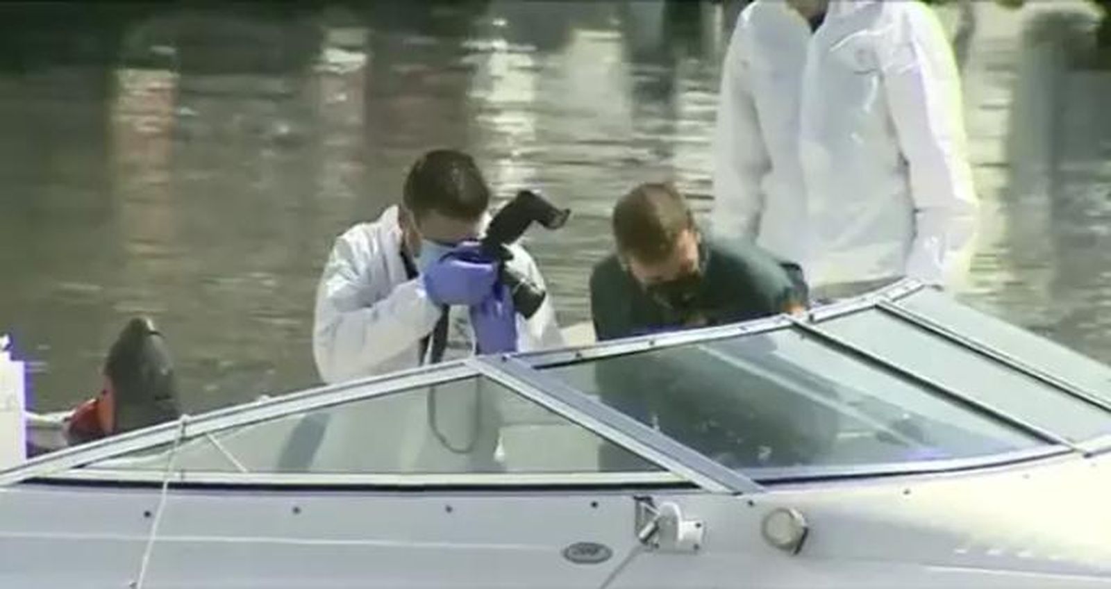 Encuentran restos de sangre en el barco del padre desaparecido junto a sus dos hijas