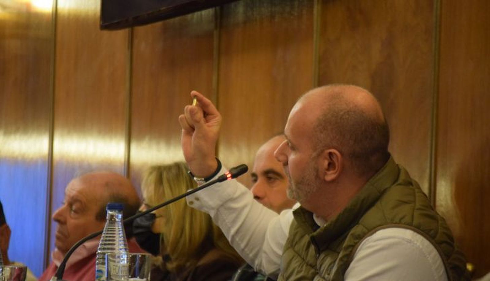 David García muestra una bala en la cámara provincial.