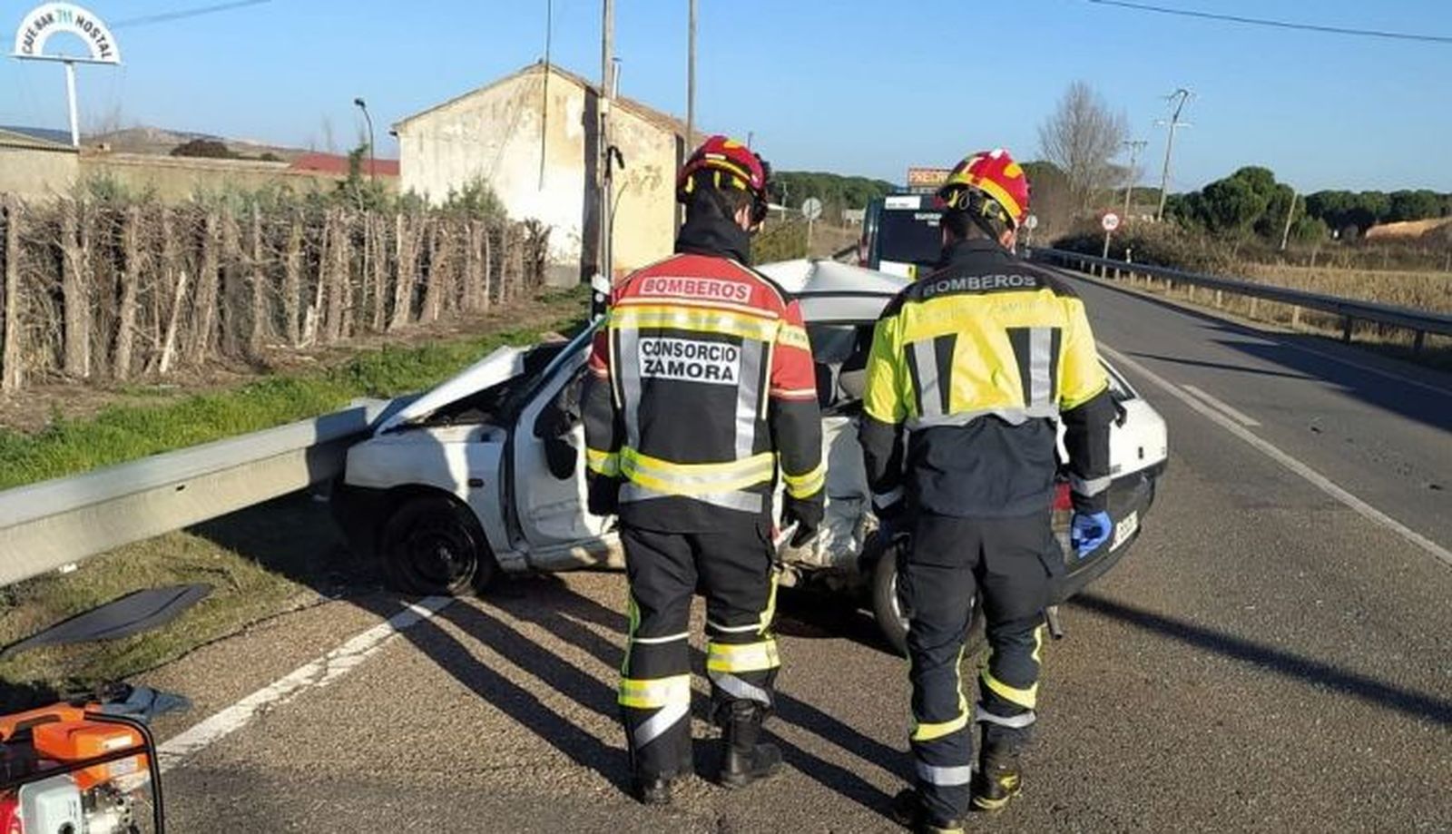 Bomberos actuando en el accidente de la N 122