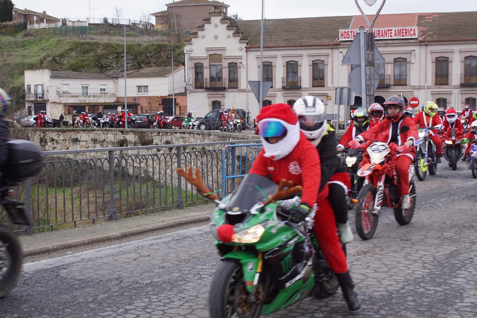 Alba de Tormes se despierta con el ruido de la 'Papanoelada motera' presidida por Papá Noel