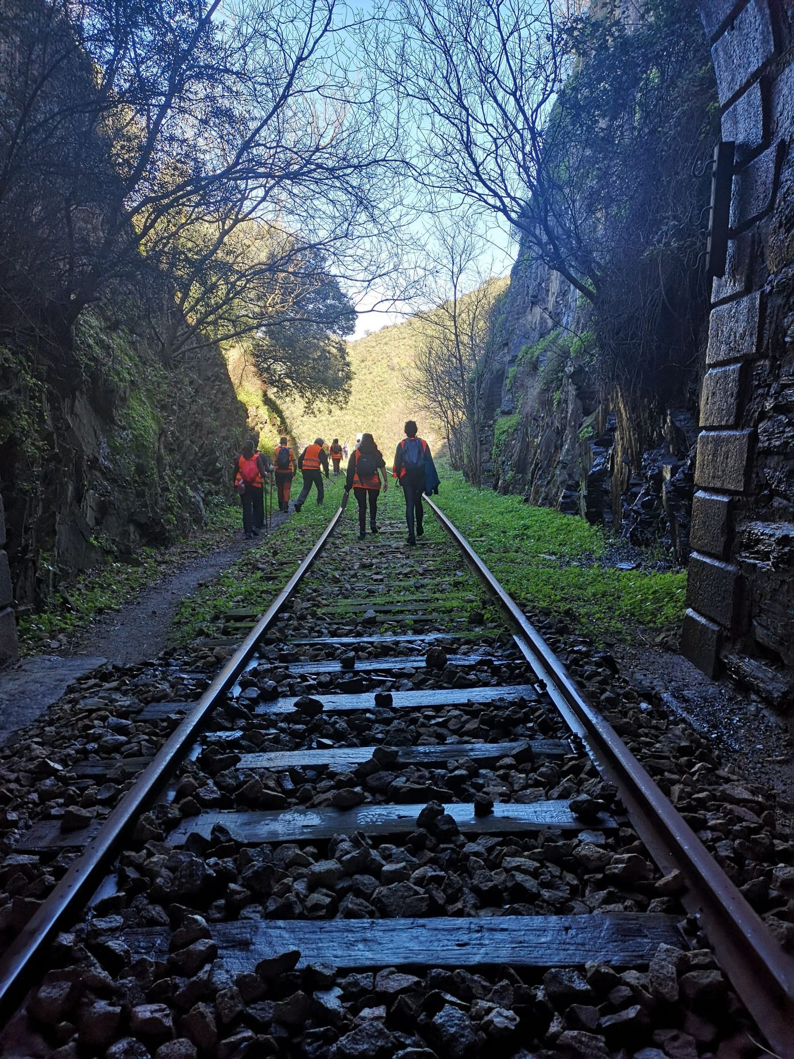 Más de un centenar de senderistas recorren La Fregeneda entre almendros en flor