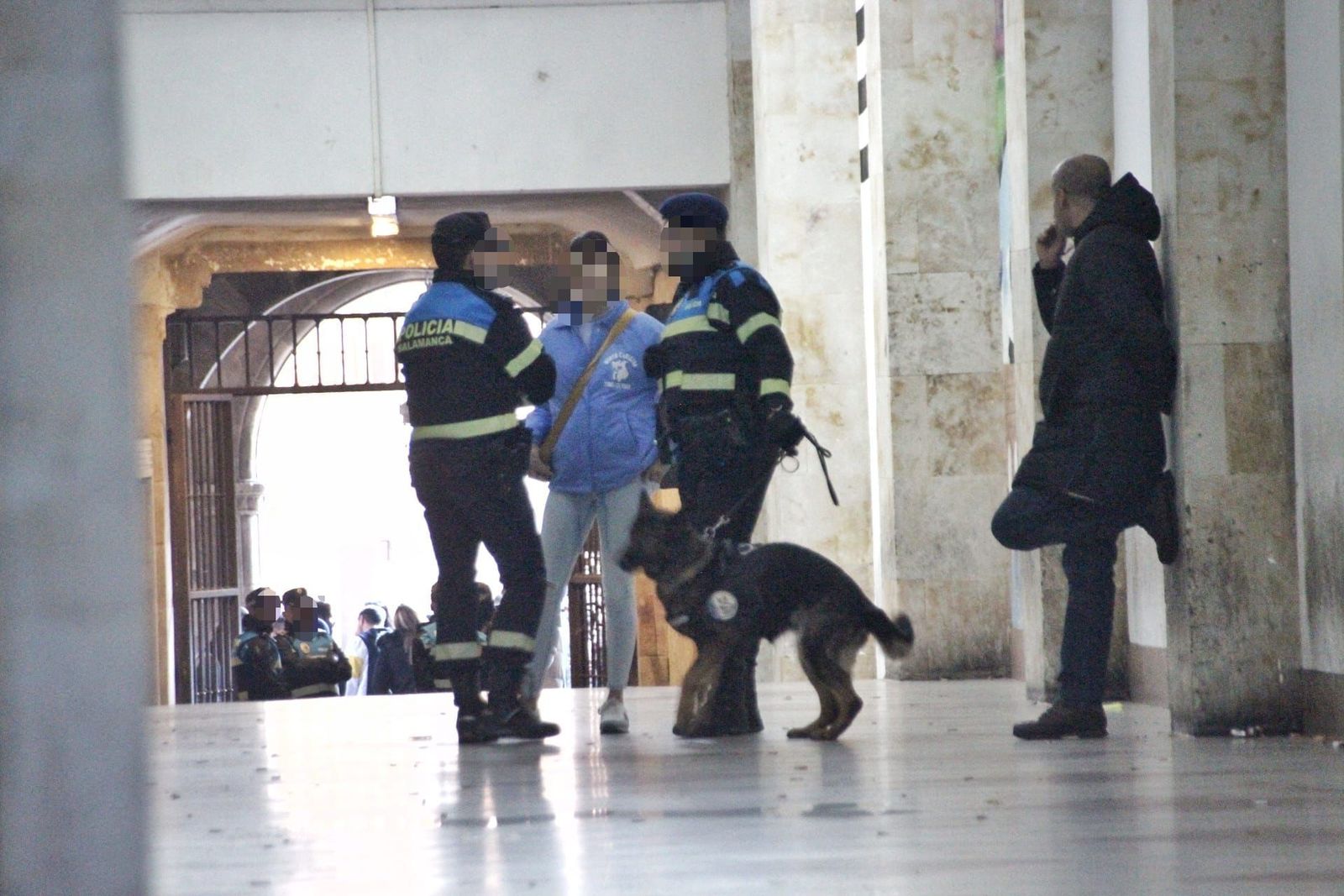 Policía Local en una intervención en el local situado en el pasaje de la Plaza Mayor Policía Local en una intervención en el local situado en el pasaje de la Plaza Mayor