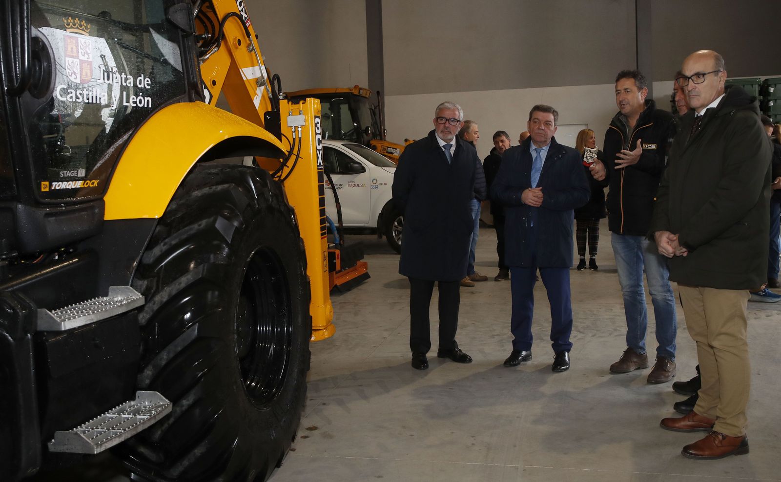 Consejero+de+la+Presidencia+asiste+al+acto+de+entrega+de+una+nueva+maquina+retroexcavadora 11