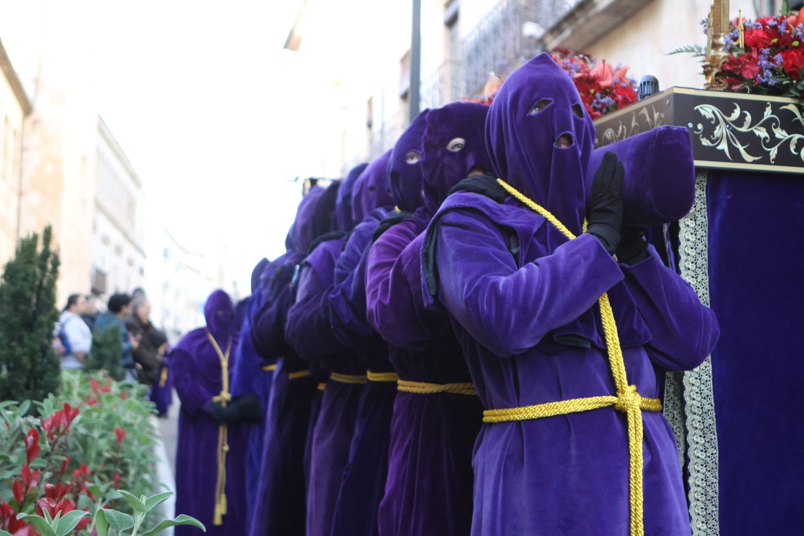 Jesús Rescatado procesiona en Salamanca con su nueva túnica y la atenta mirada de cientos de fieles