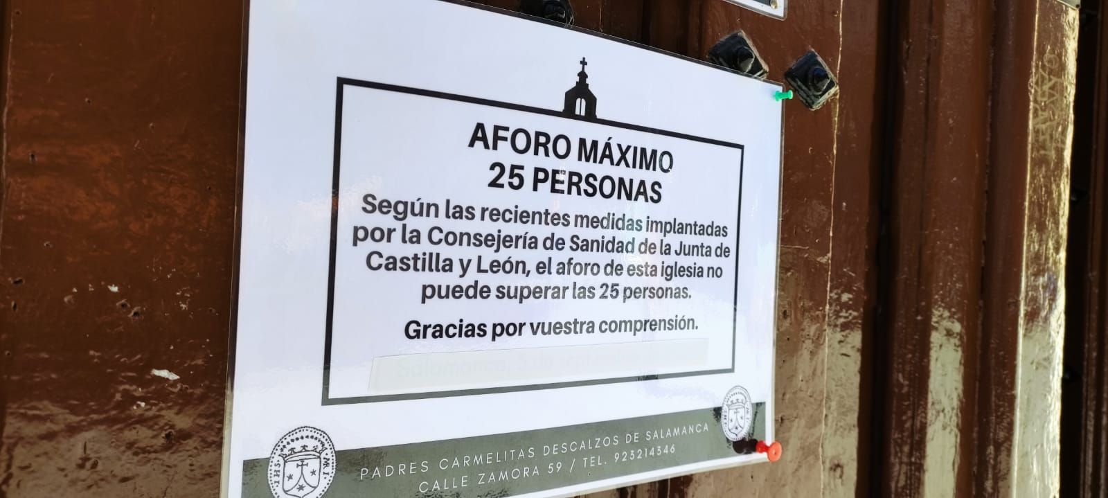 Cartel de aforo máximo en una iglesia de la calle Zamora