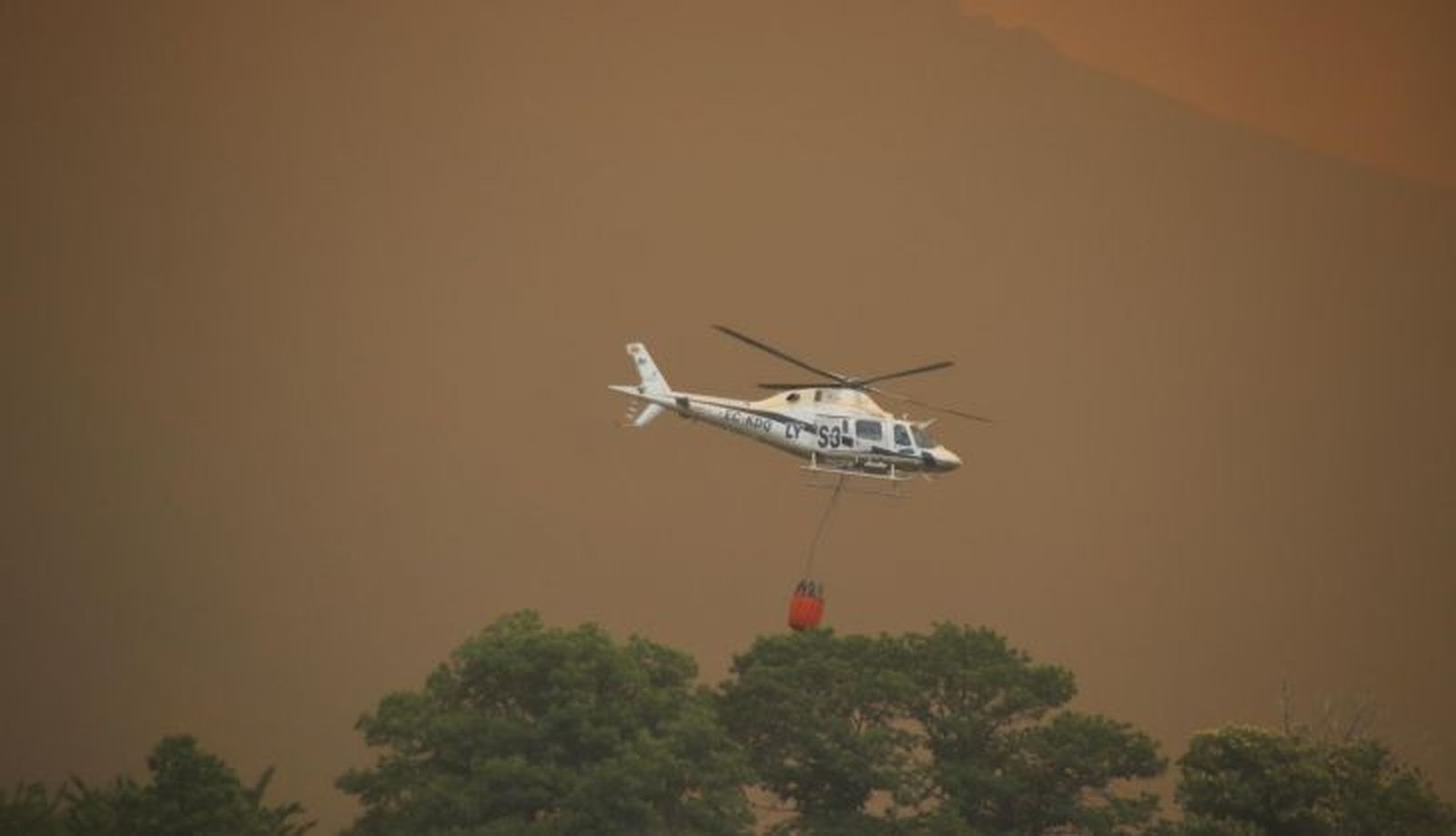 Labores de extinción en el incendio de Monsagro. Foto: Salamanca24horas