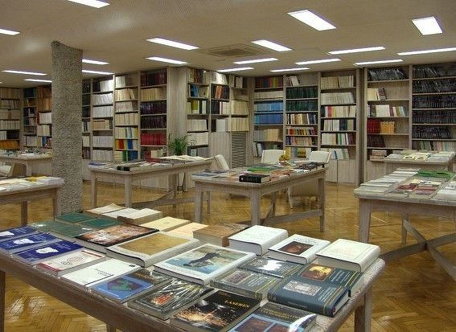 Ediciones Universidad cuenta con una librería propia en el centro de Madrid