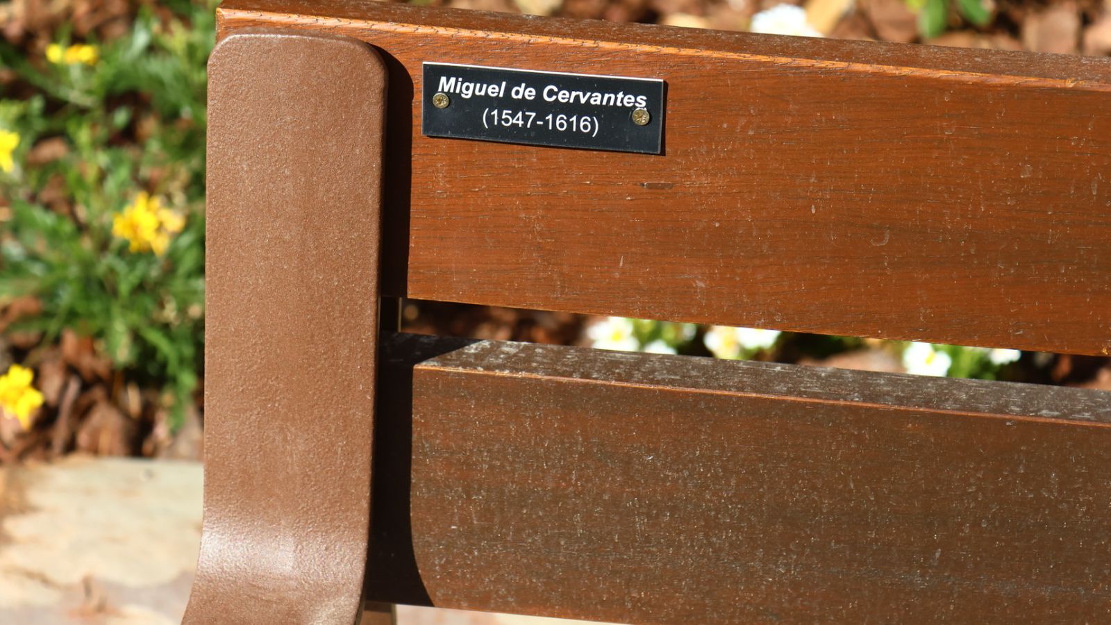 Banco con la placa de Miguel de Cervantes en el barrio del Oeste