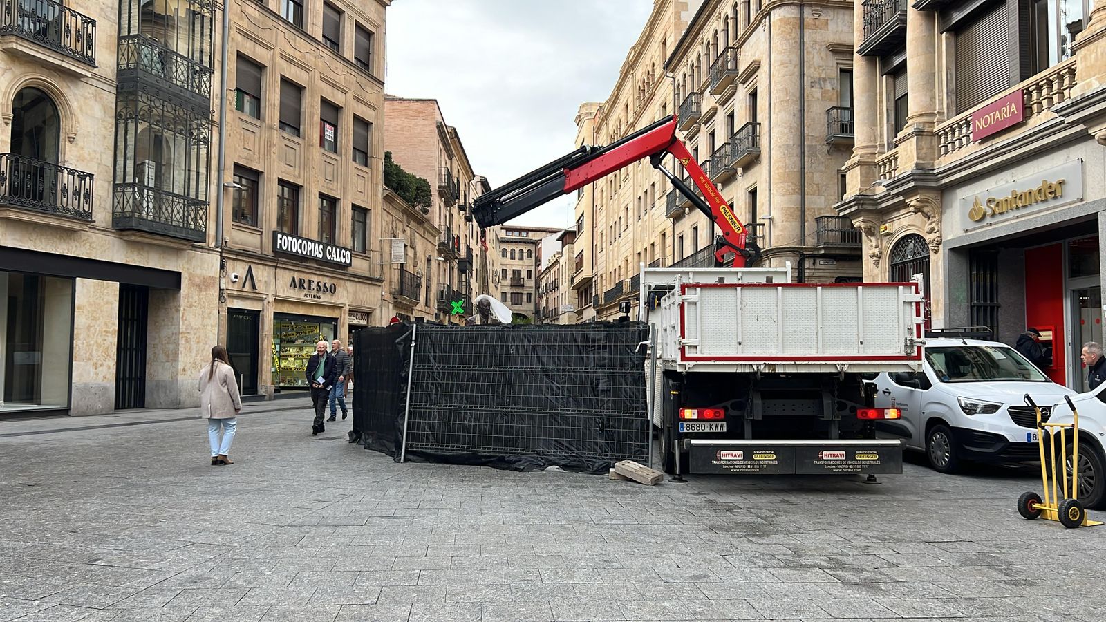 La estatua de Vicente del Bosque vuelve a la plaza del Liceo