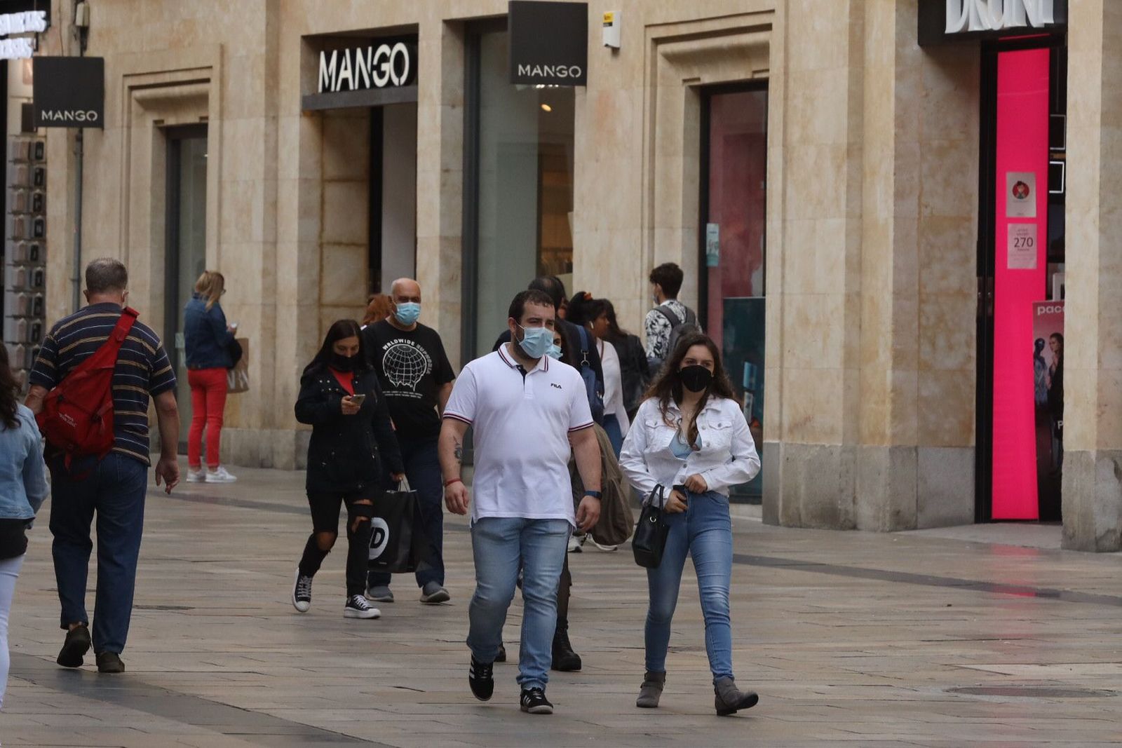 Gente paseando por las calles de Salamanca