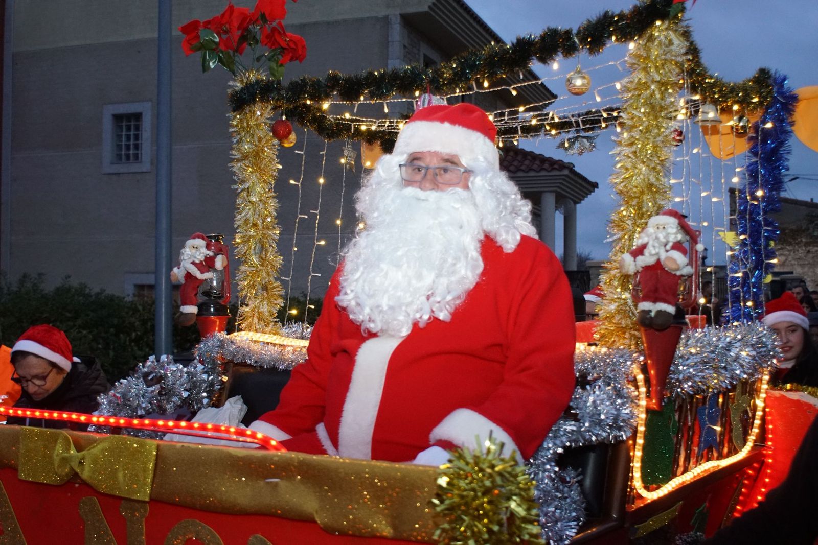Papá Noel recorre las calles de Alba de Tormes y entrega regalos a los niños