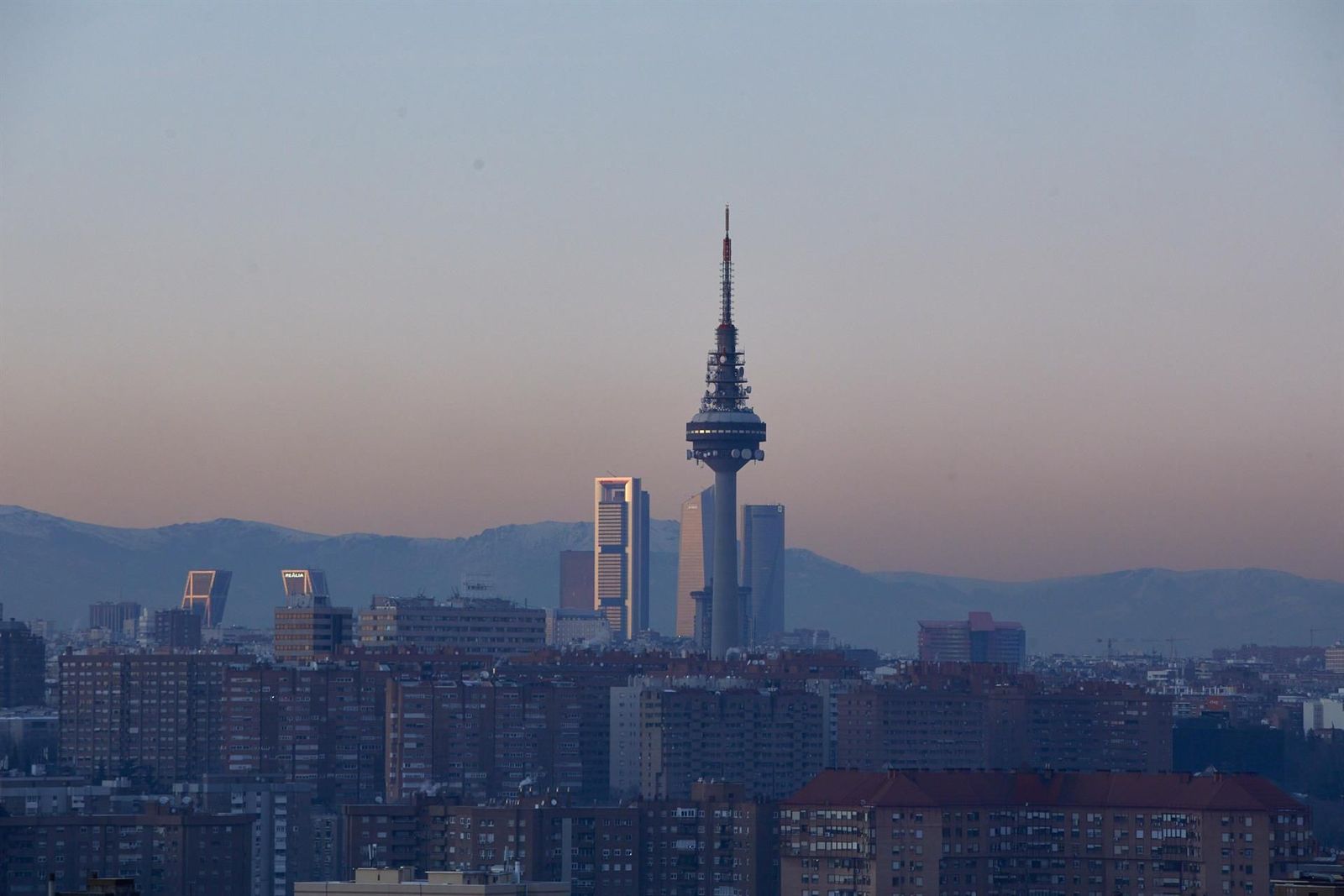 Capa de contaminación sobre la ciudad desde el Cerro del Tío Pío en Madrid. Foto EP