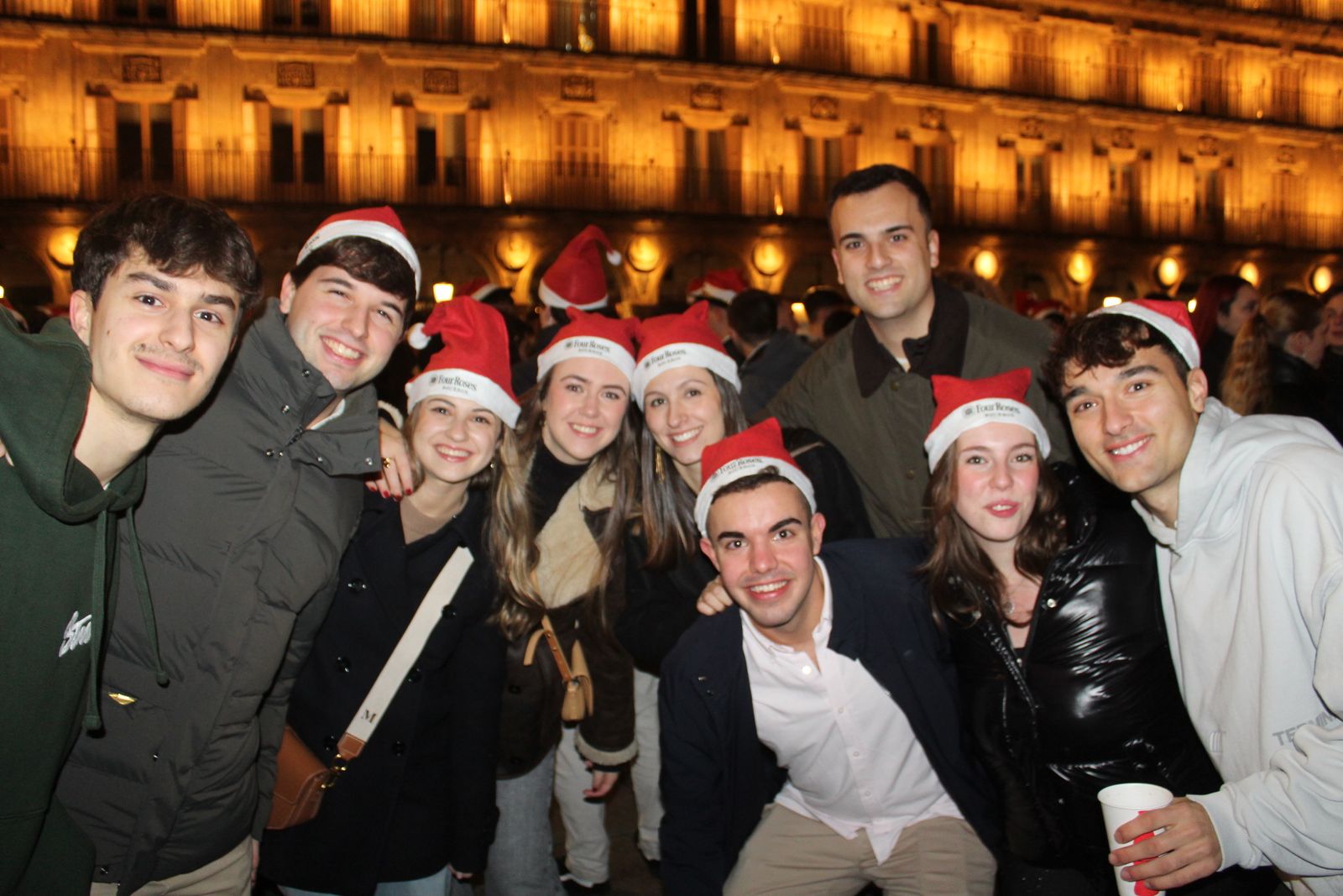 Miles de personas disfrutan de las campanadas y la fiesta del Fin de Año Universitario