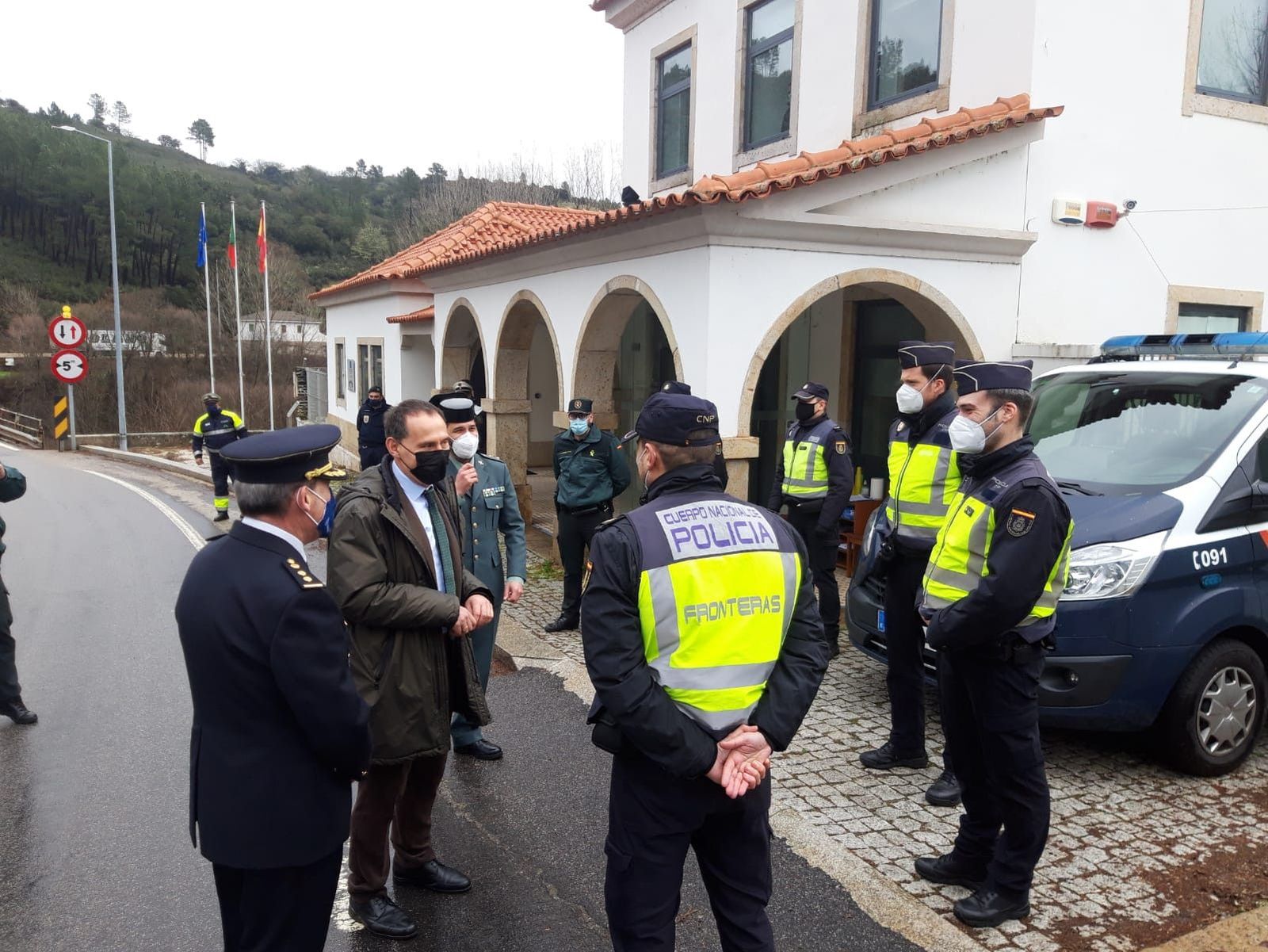 El subdelegado del Gobierno, Ángel Blanco, visita la frontera entre Zamora y Portugal durante la pandemia