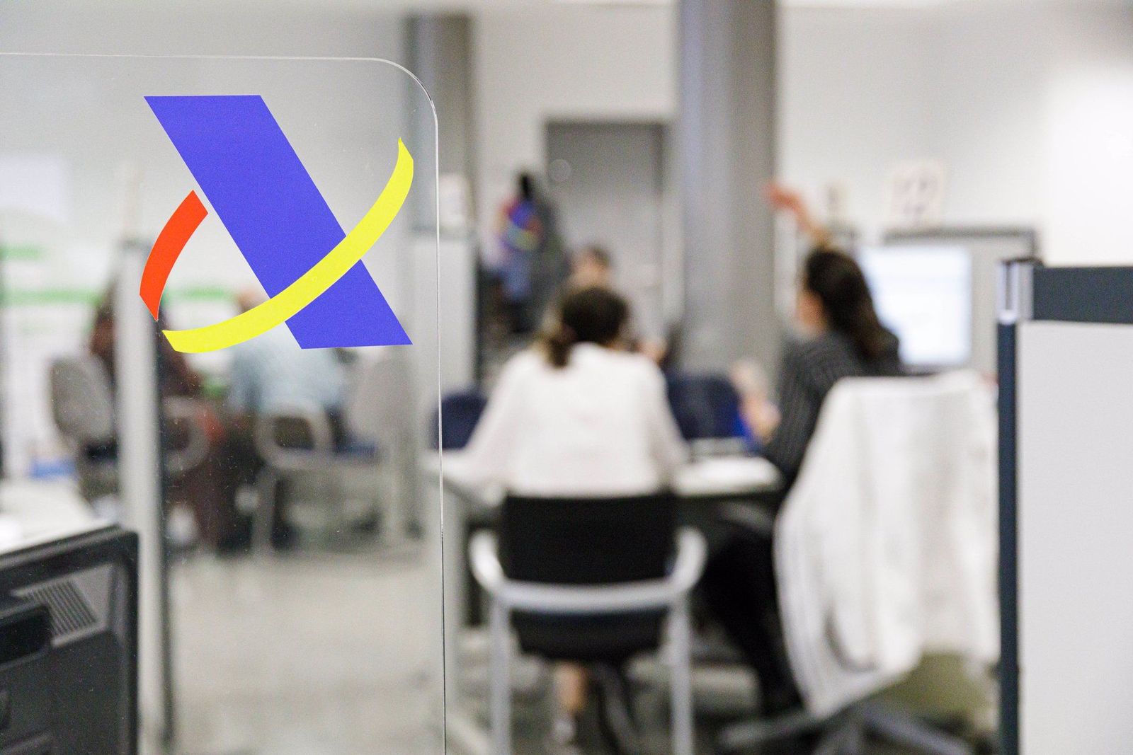 Varias personas son atendidas en la Agencia Tributaria. Foto Carlos Luján - Europa Press