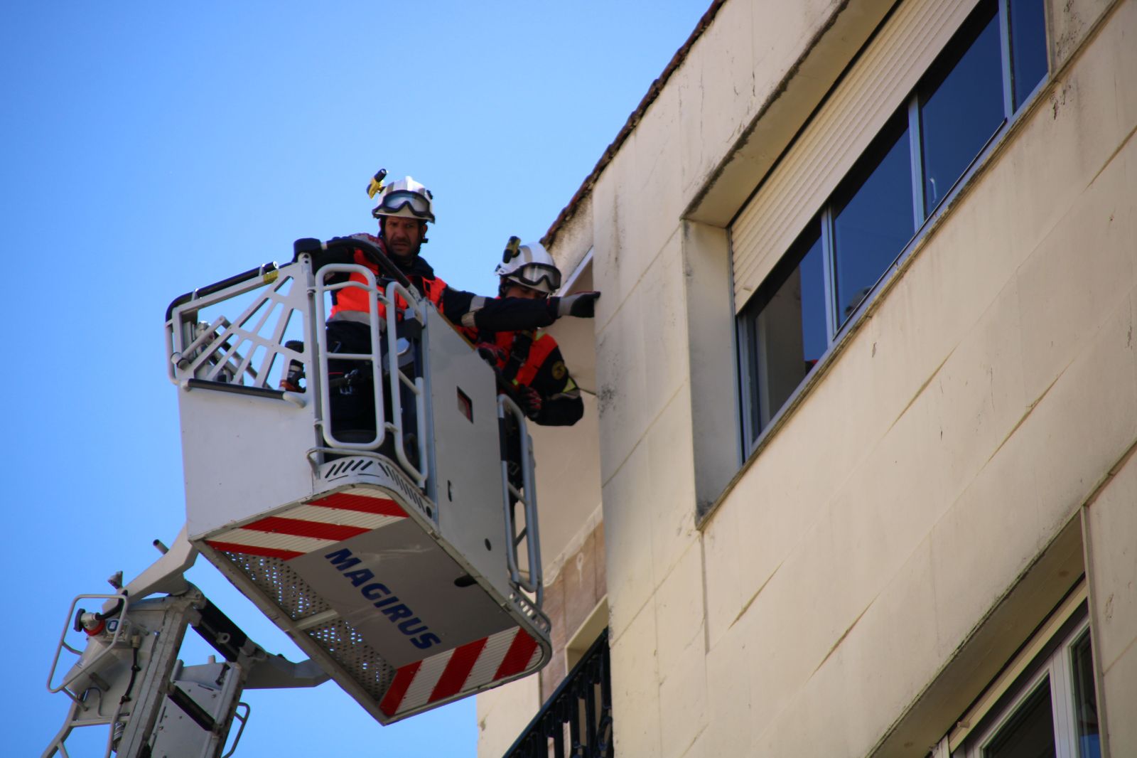 bomberos-comprueban-la-fachada-de-un-edificio-en-alvaro-gil-2