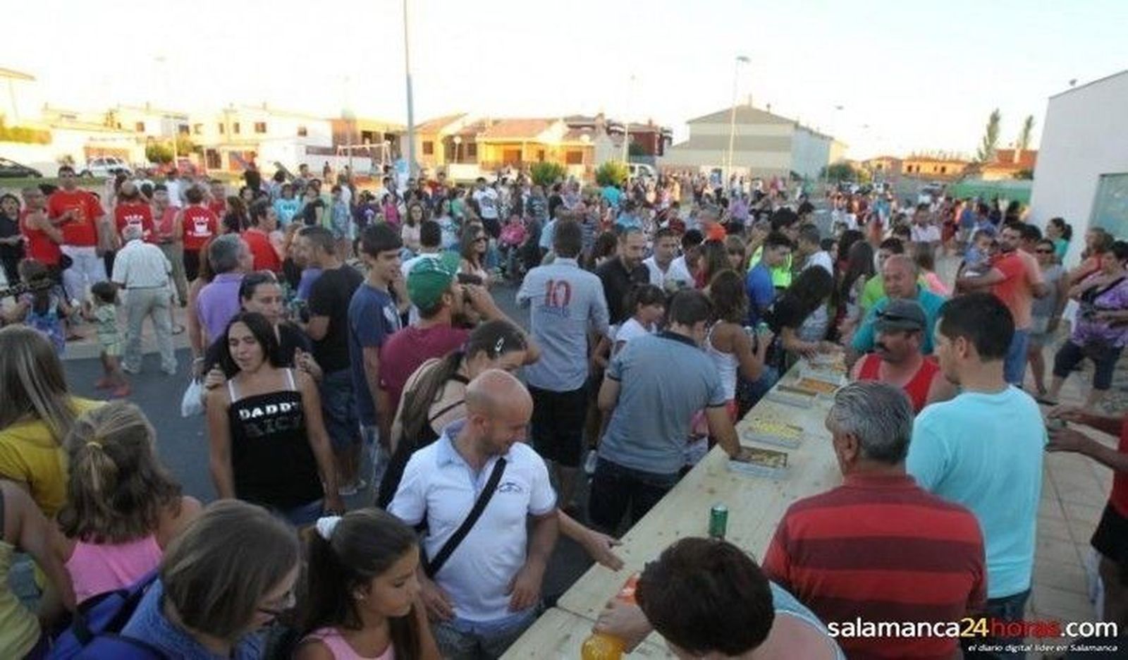 Las peñas dan colorido a la fiesta del refresco y la cerveza