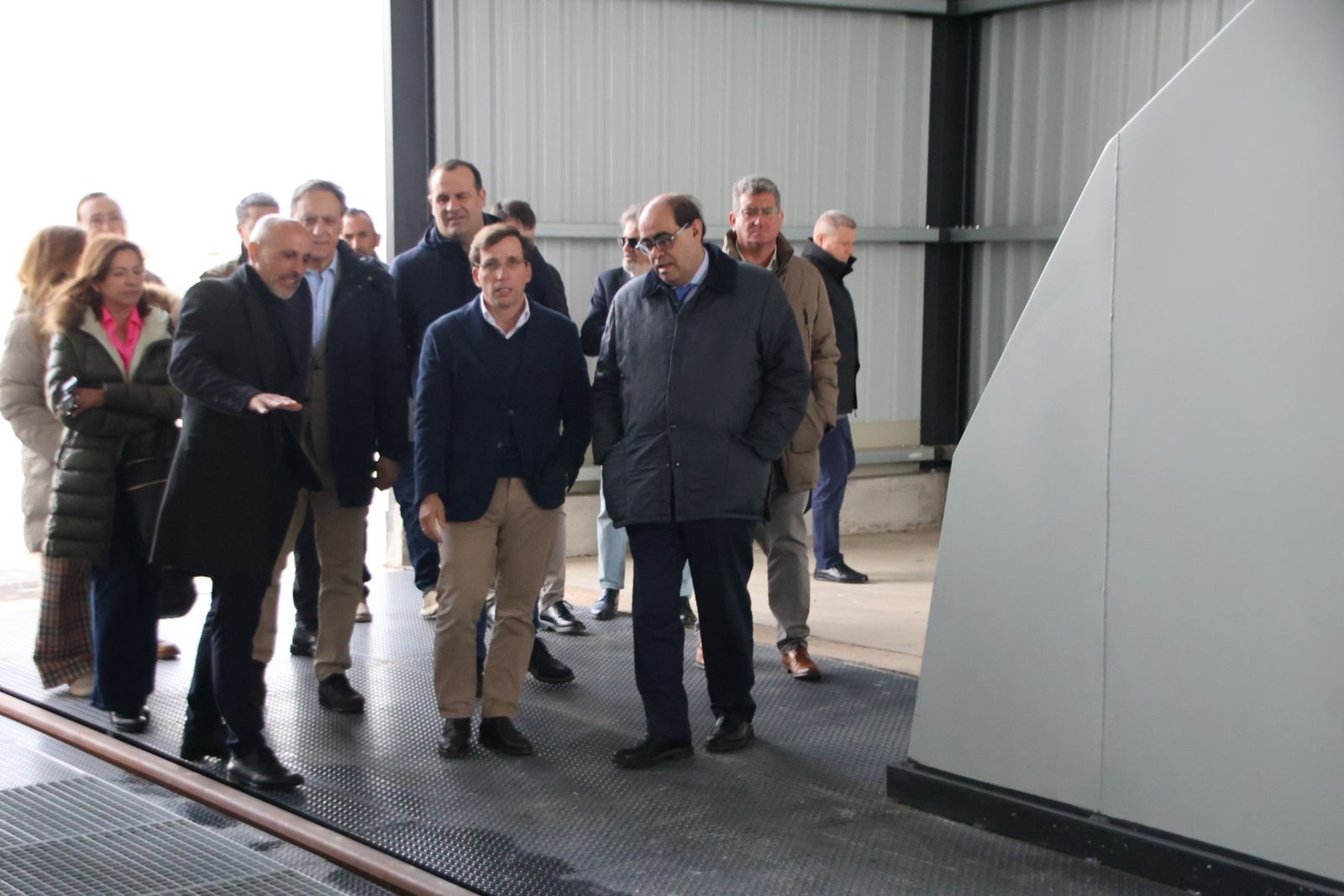 José Luis Martínez Almeida y Carlos García Carbayo, atienden a los medios de comunicación antes de realizar una visita al Puerto Seco de Salamanca