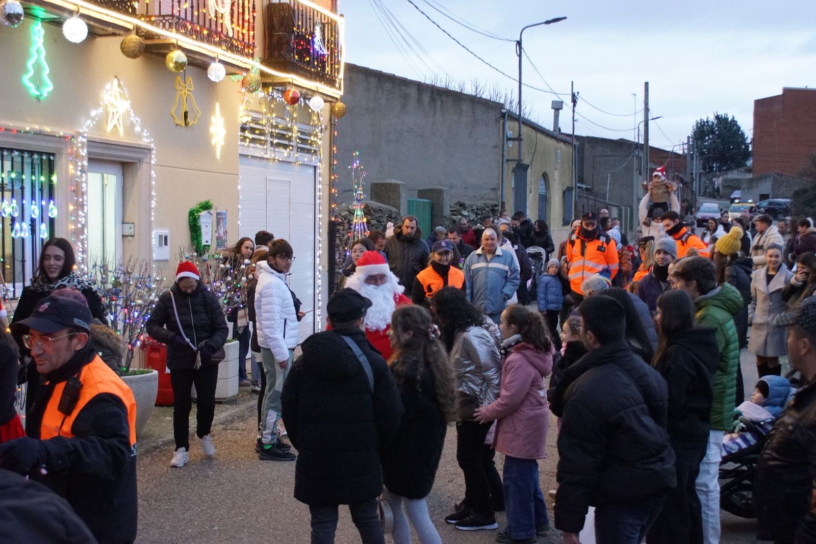 Papá Noel recorre las calles de Alba de Tormes y entrega regalos a los niños