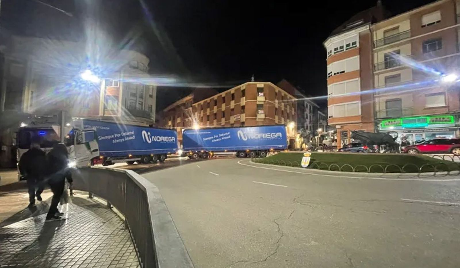 Camión atascado en la rotonda FOTO BENAVENTE DIGITAL