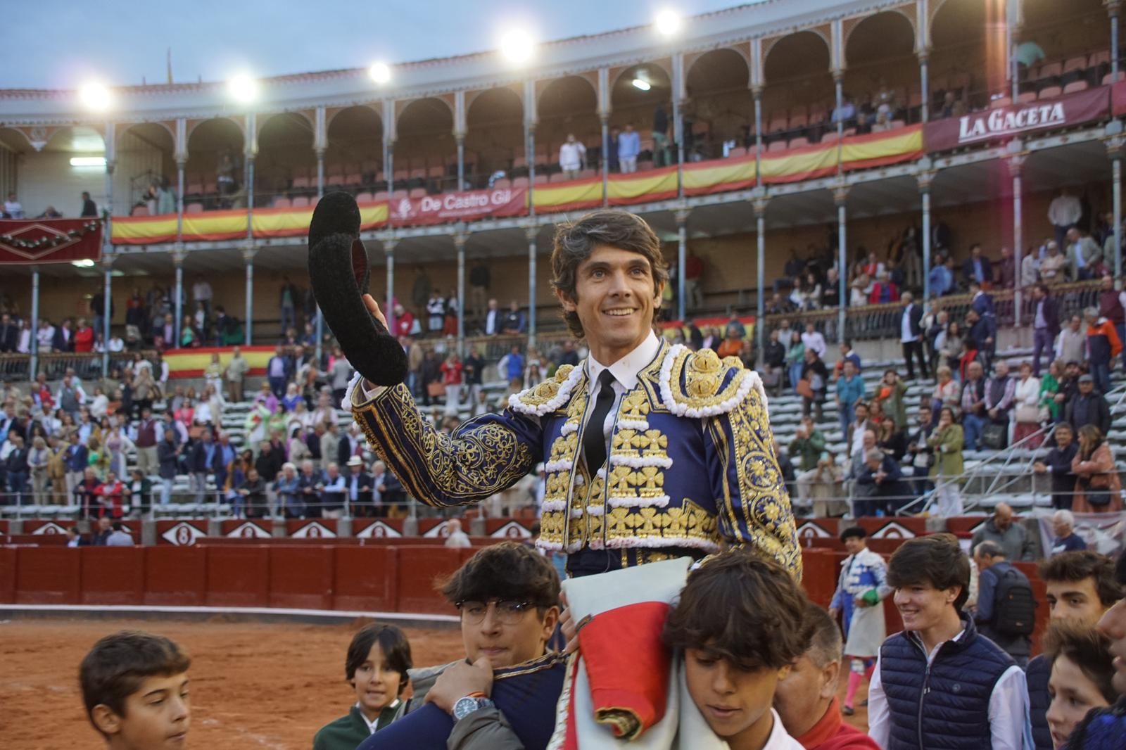 sebastian-castella-a-hombros-en-la-glorieta-con-los-astados-de-garcia-y-olga-jimenez-fotos-juanes-4