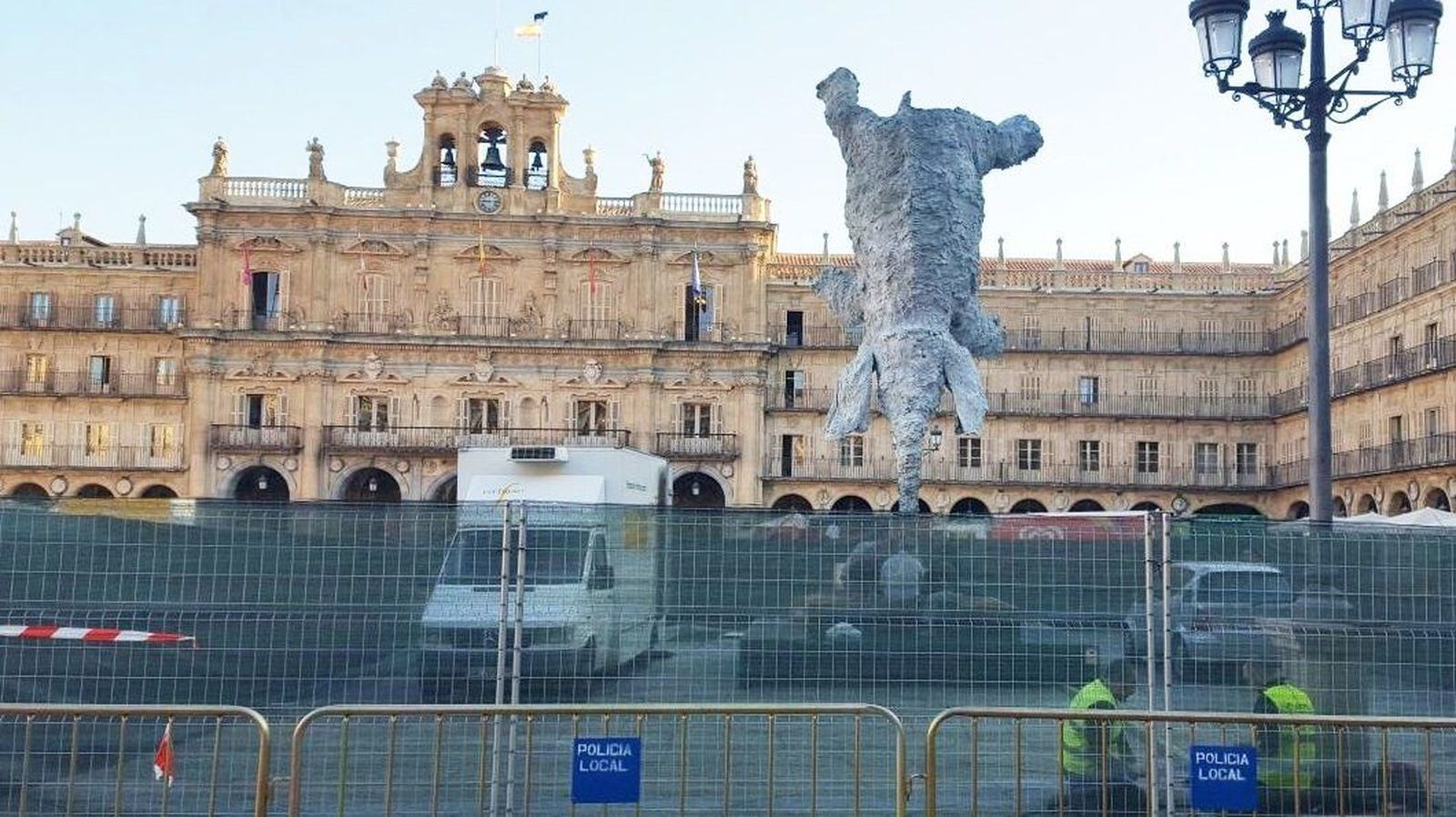 El elefante de Barceló regresa a la Plaza Mayor concluidas las Ferias